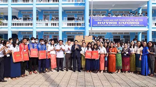 越南政府总理范明正走访黄冈少数民族寄宿高中学校（组图） ảnh 3