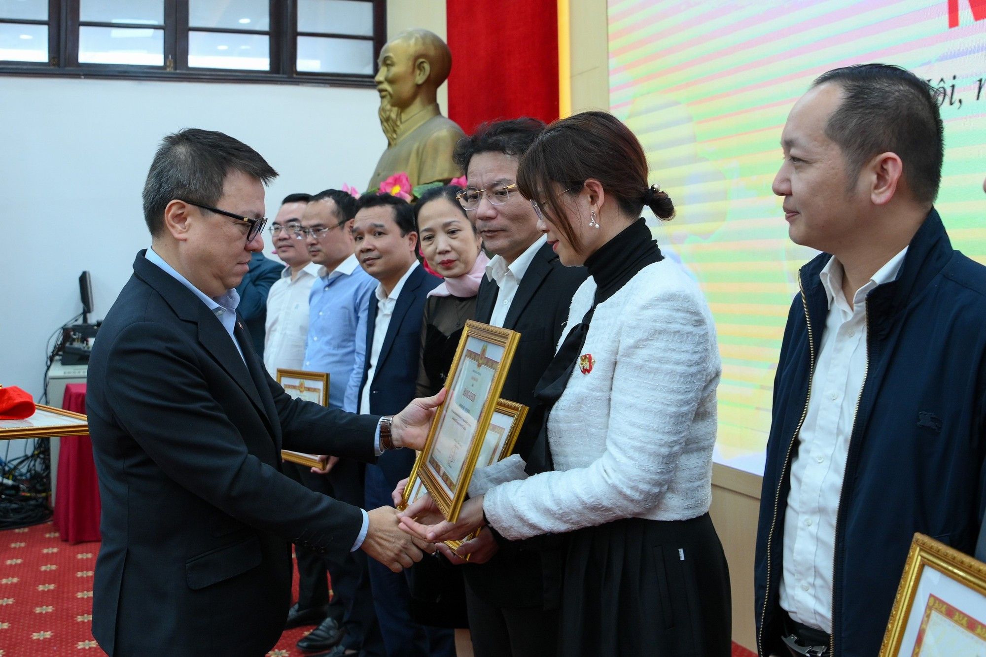 《人民报》社总编辑黎国明向在服务于越共十四大的宣传工作中取得优异成绩的14个集体授予奖状。