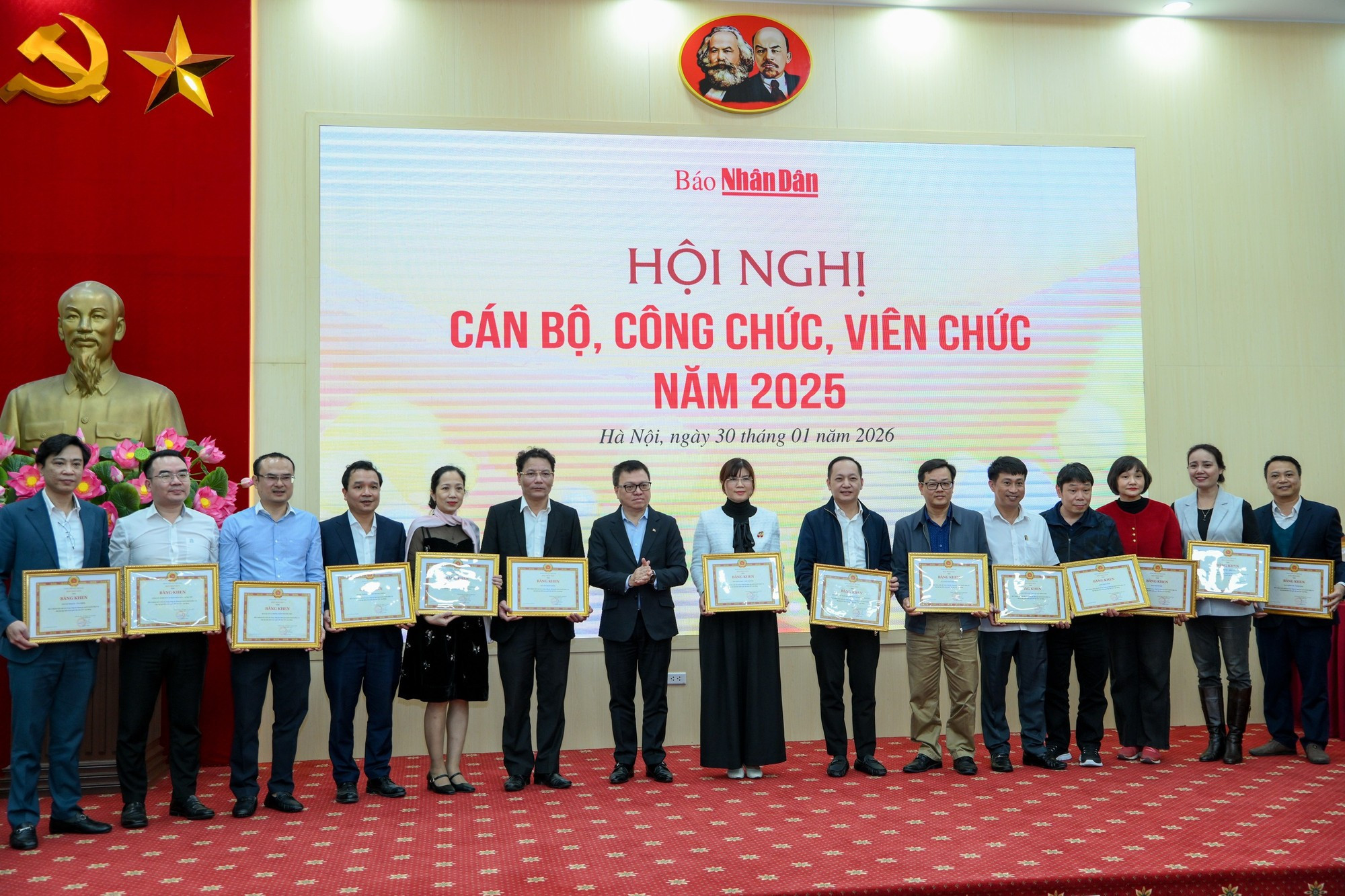 在服务于越共十四大的宣传工作中取得优异成绩的14个集体荣获奖状。