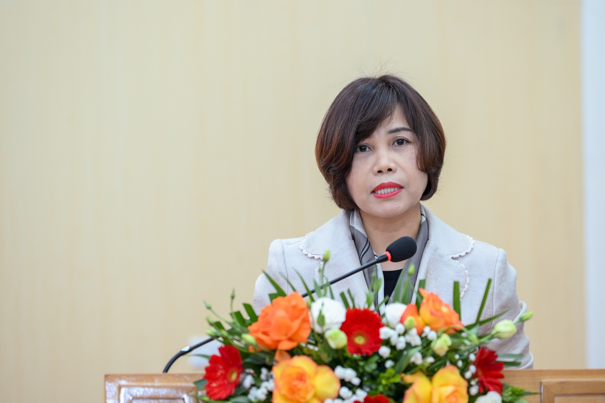 越共《人民报》委员会委员、工会主席陈氏翘青平发表讲话。