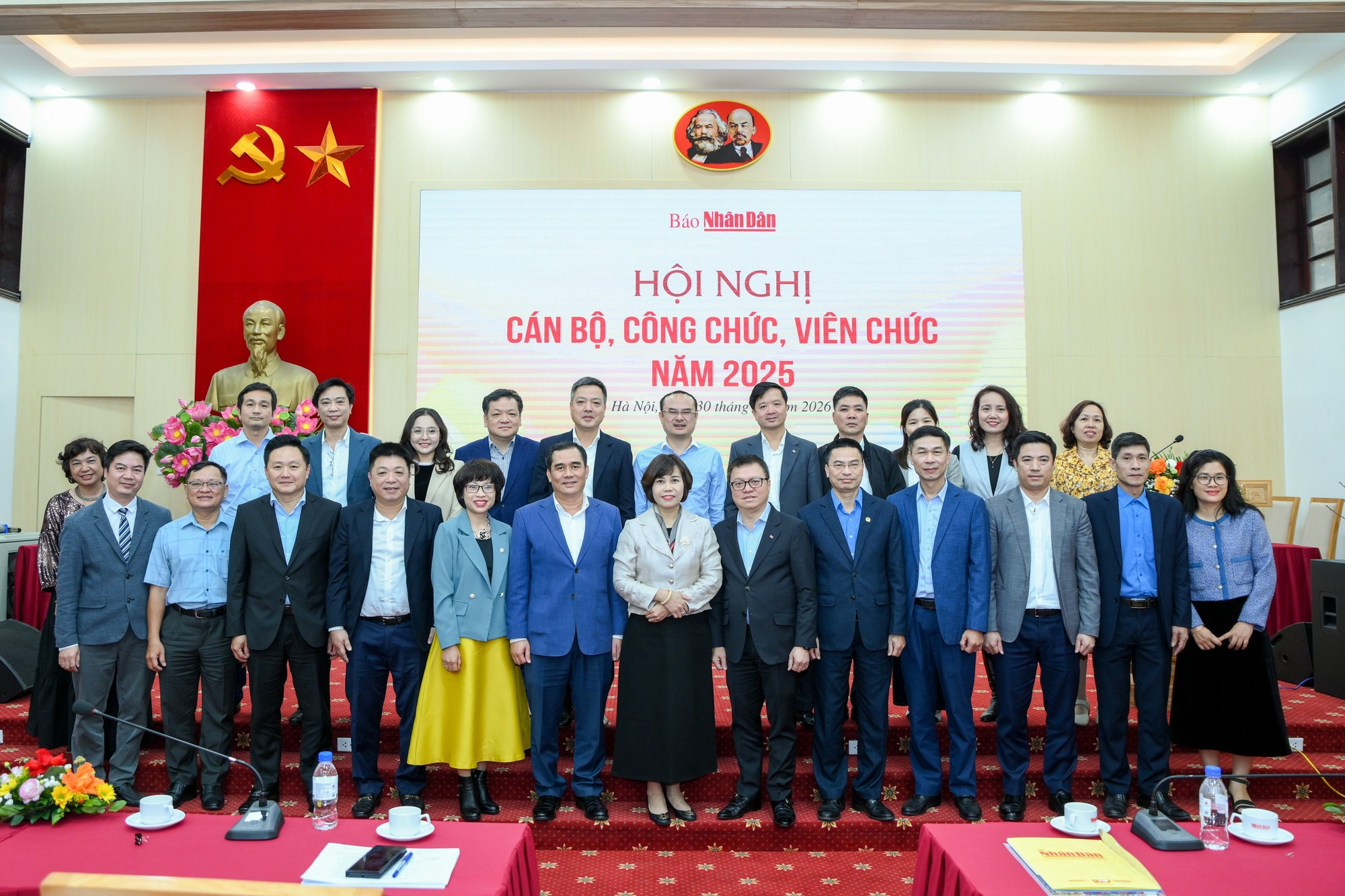 《人民报》干部、公务职员和各位代表。