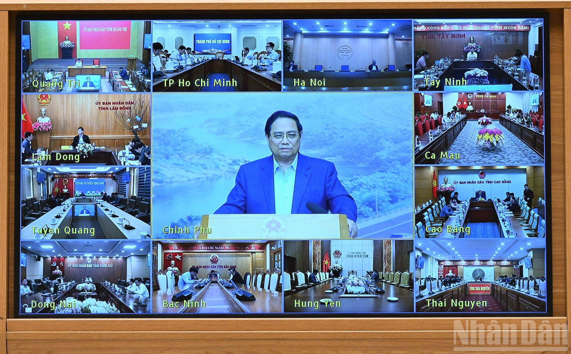 会议主会场设在政府驻地，与全国27个正在推进国家重点工程和交通运输重点项目建设的省市连线。