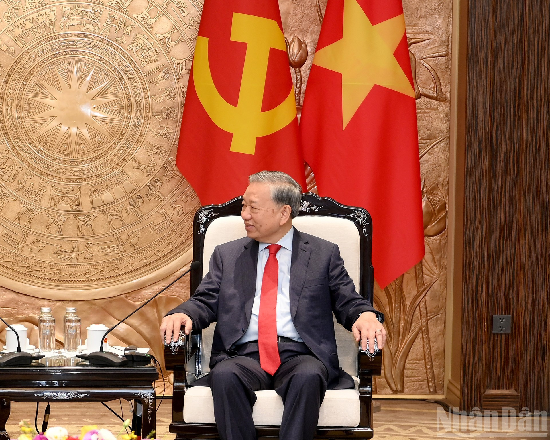 苏林总书记发表讲话。