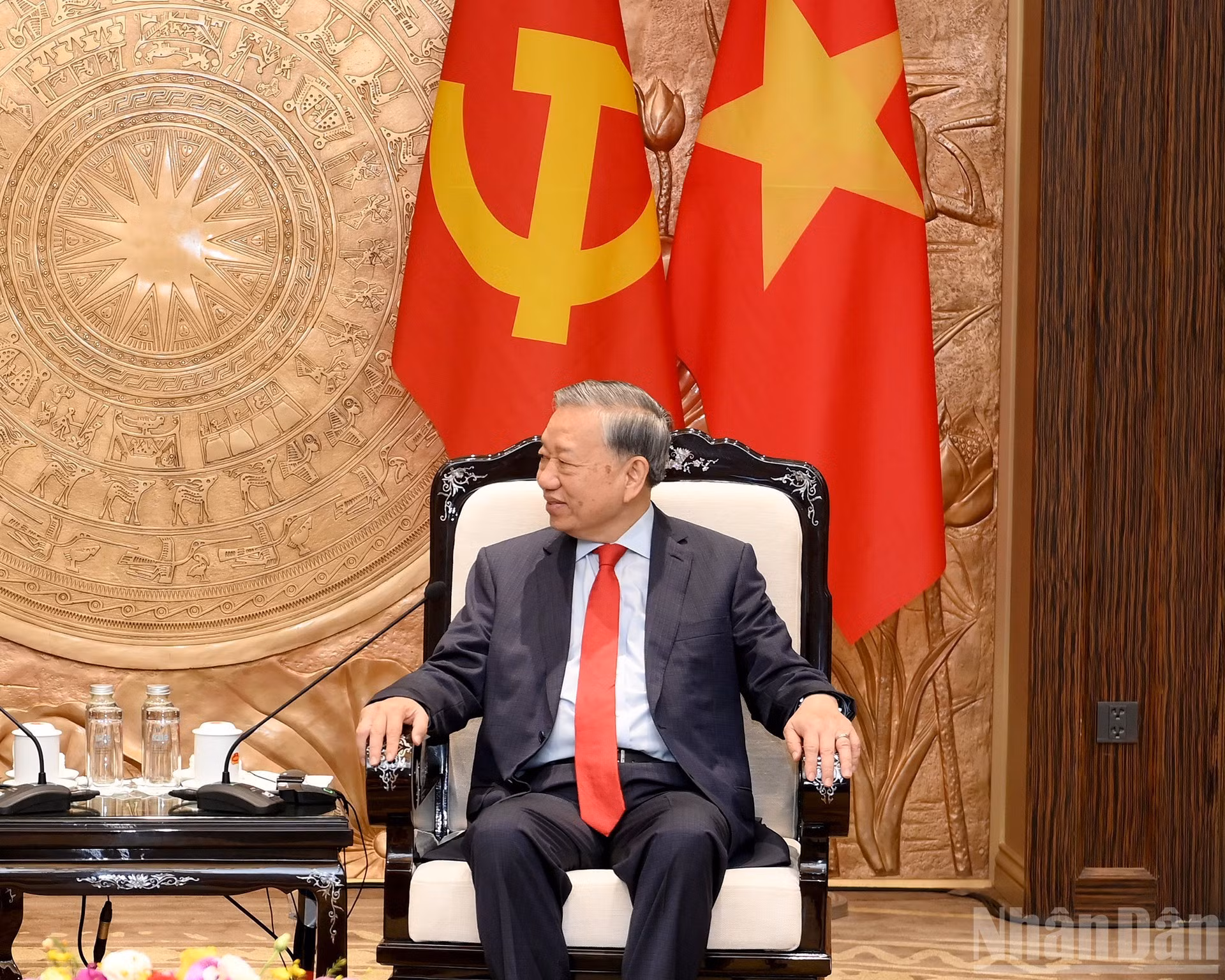 苏林总书记发表讲话。