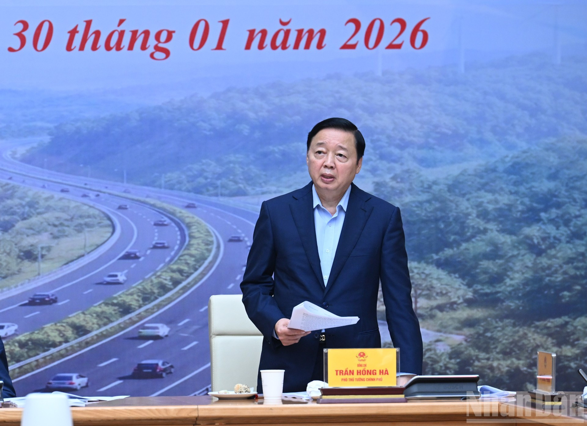 越南政府副总理陈红河发表讲话。