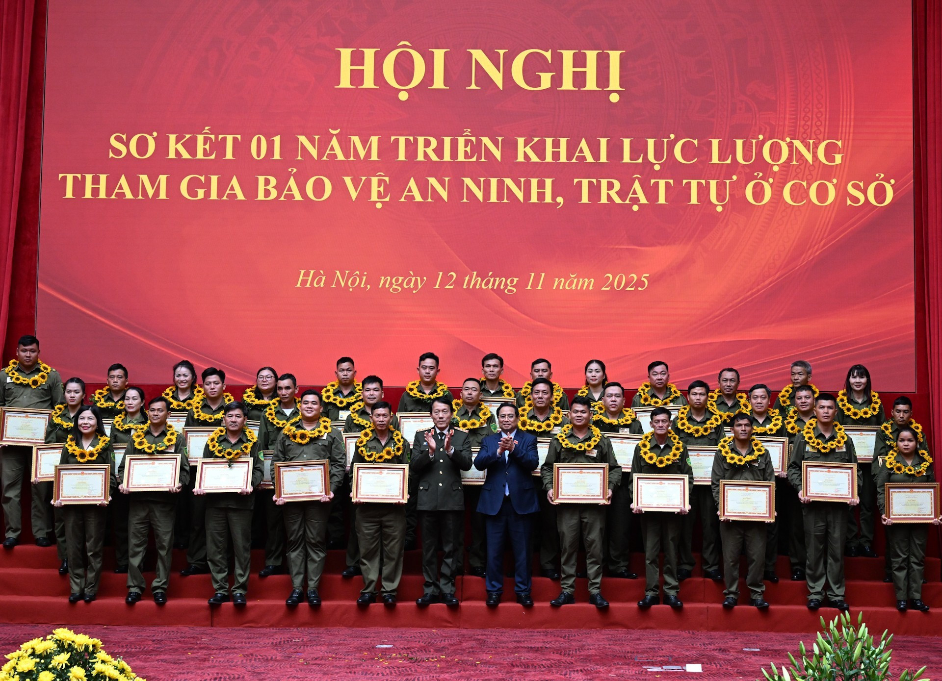 范明正总理和粱三光部长向在维护基层安全秩序运动中取得优秀成绩的集体给予表彰。