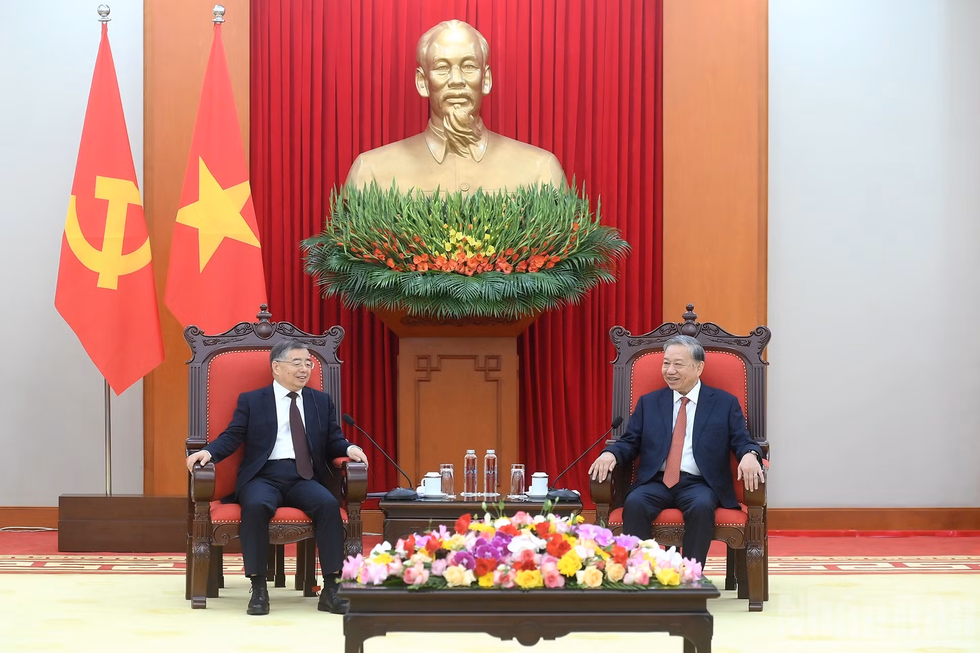 越共中央总书记苏林会见中共中央宣传部部长李书磊。