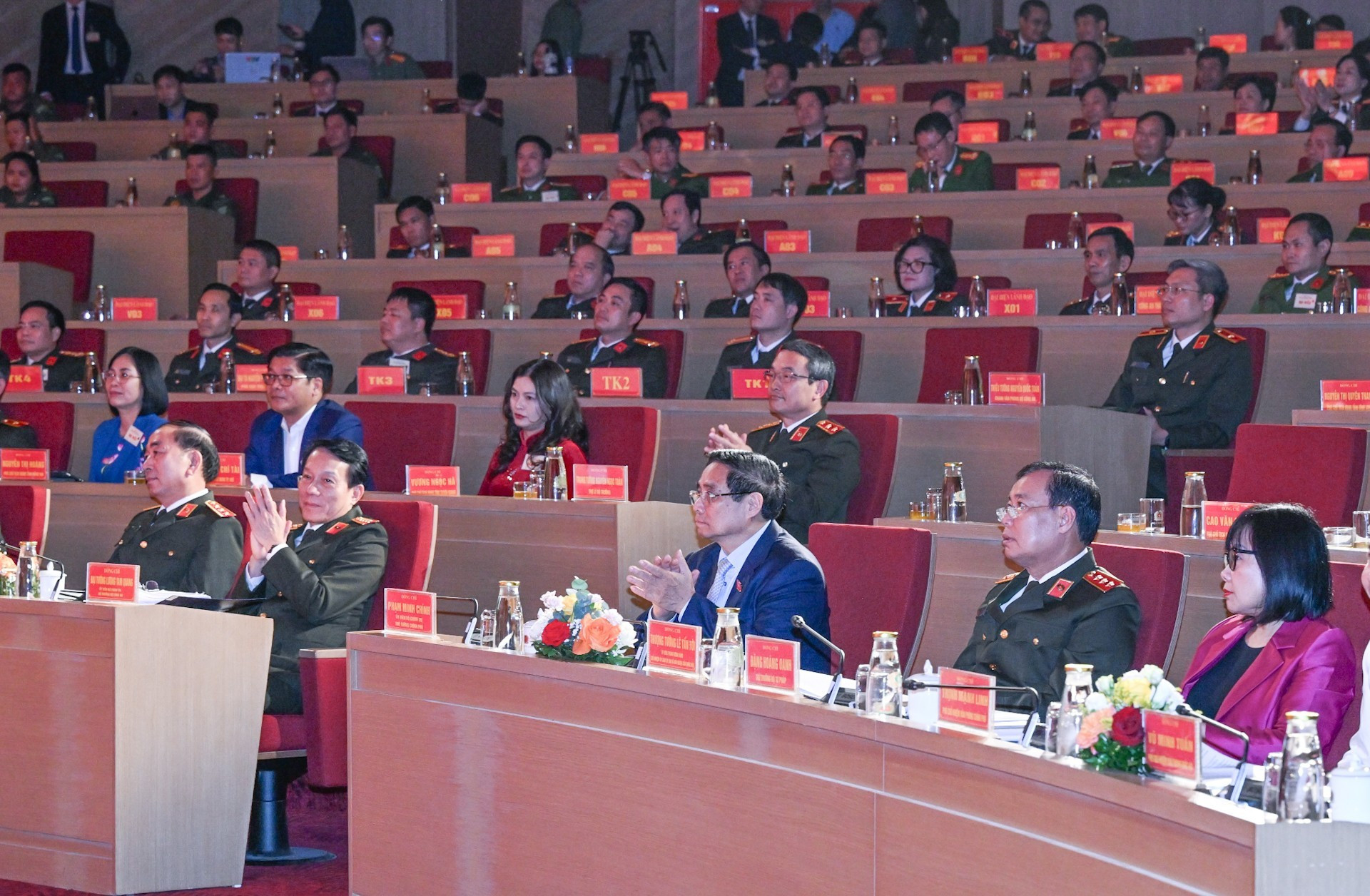 范明正总理和各位代表出席会议。