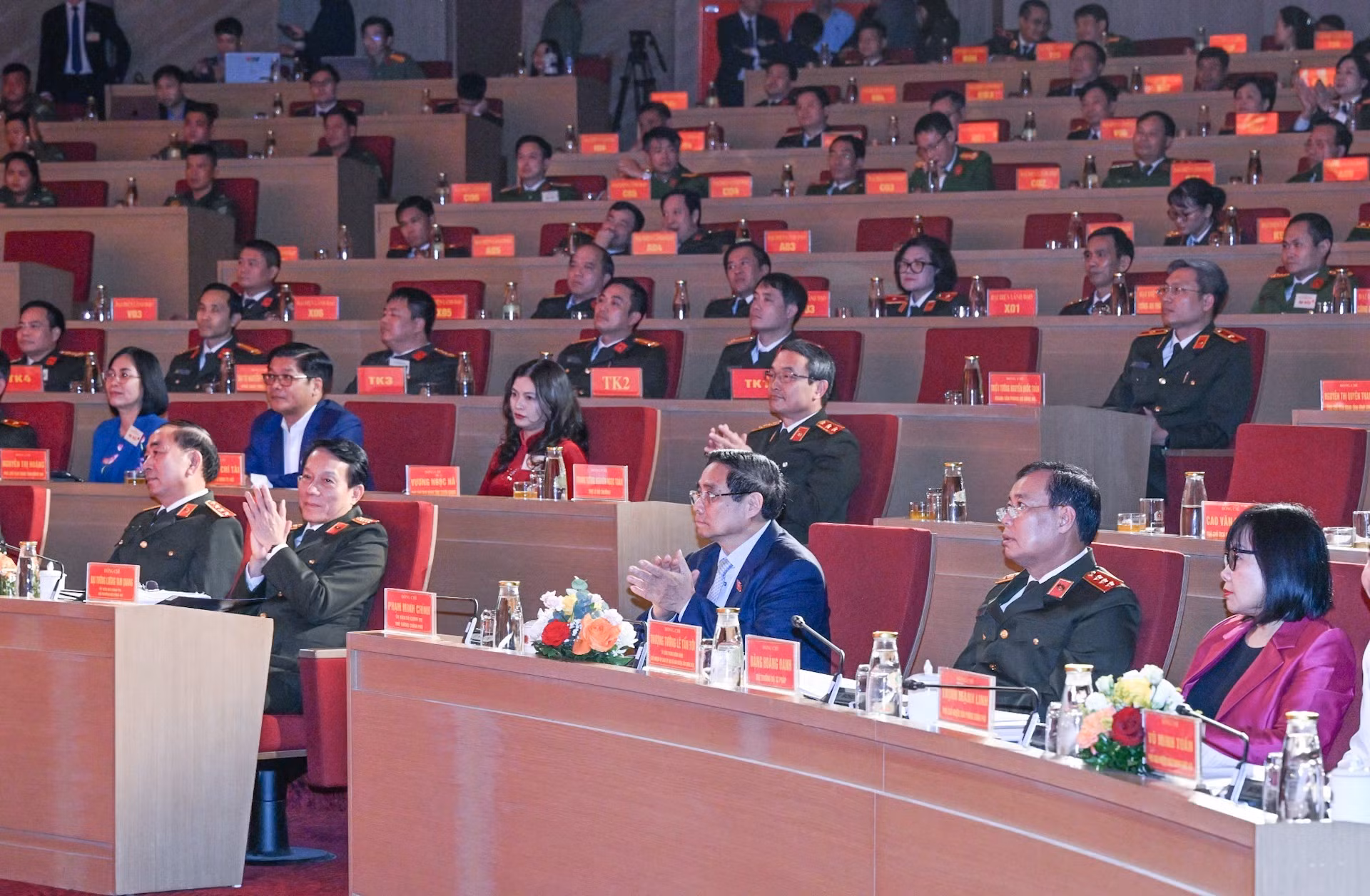 范明正总理和各位代表出席会议。