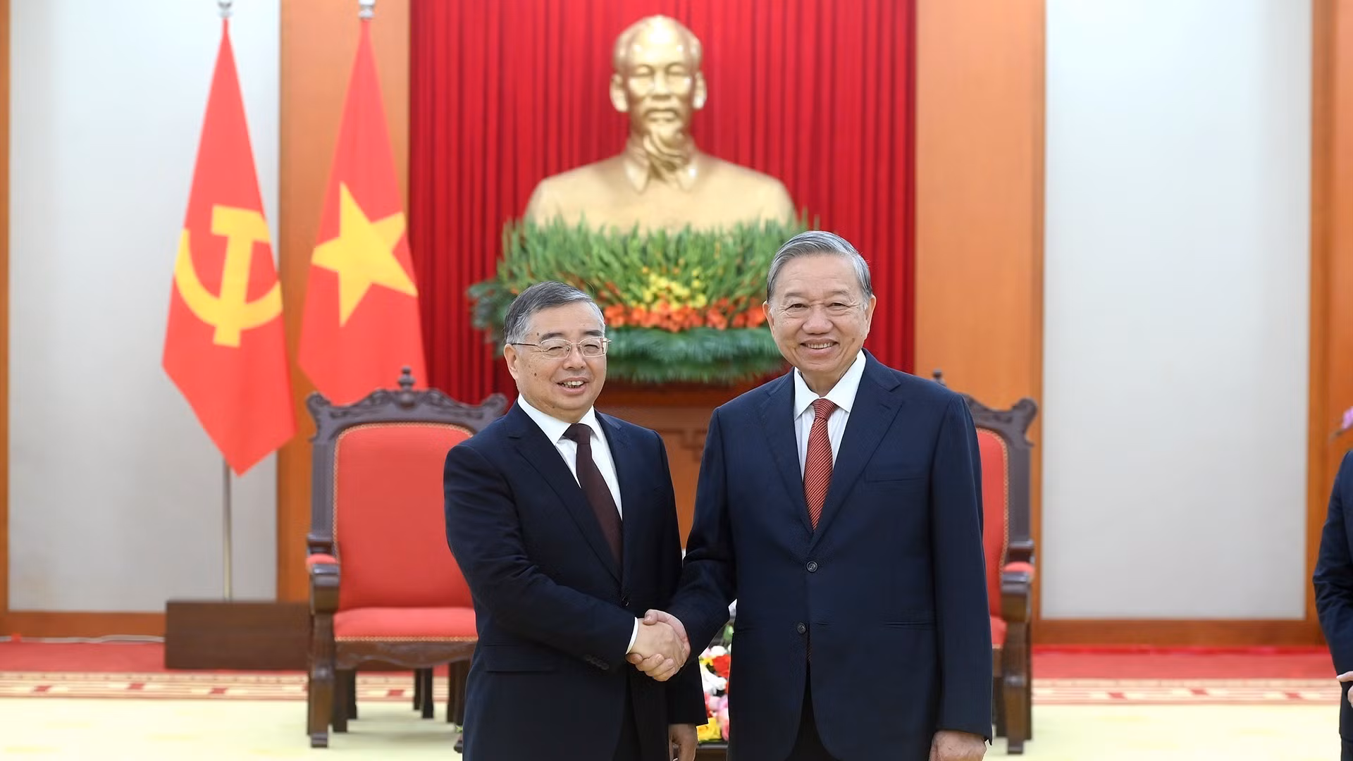 越共中央总书记苏林会见中共中央宣传部部长李书磊。