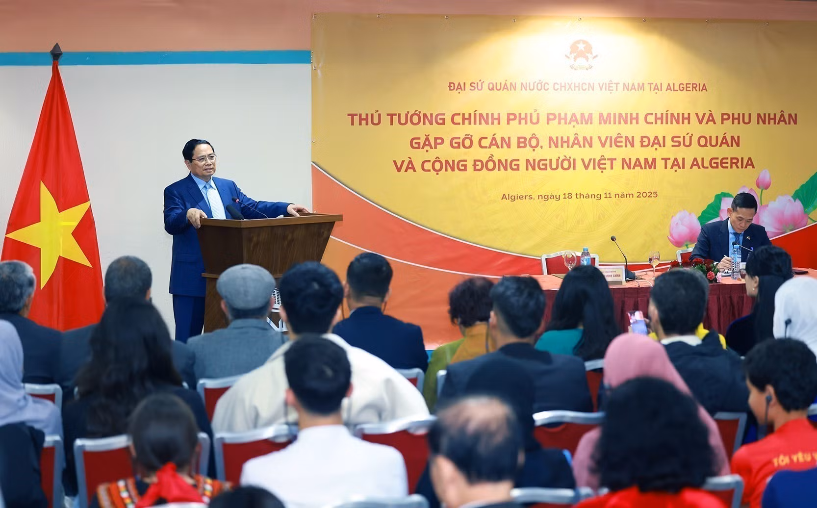 范明正总理发表讲话。