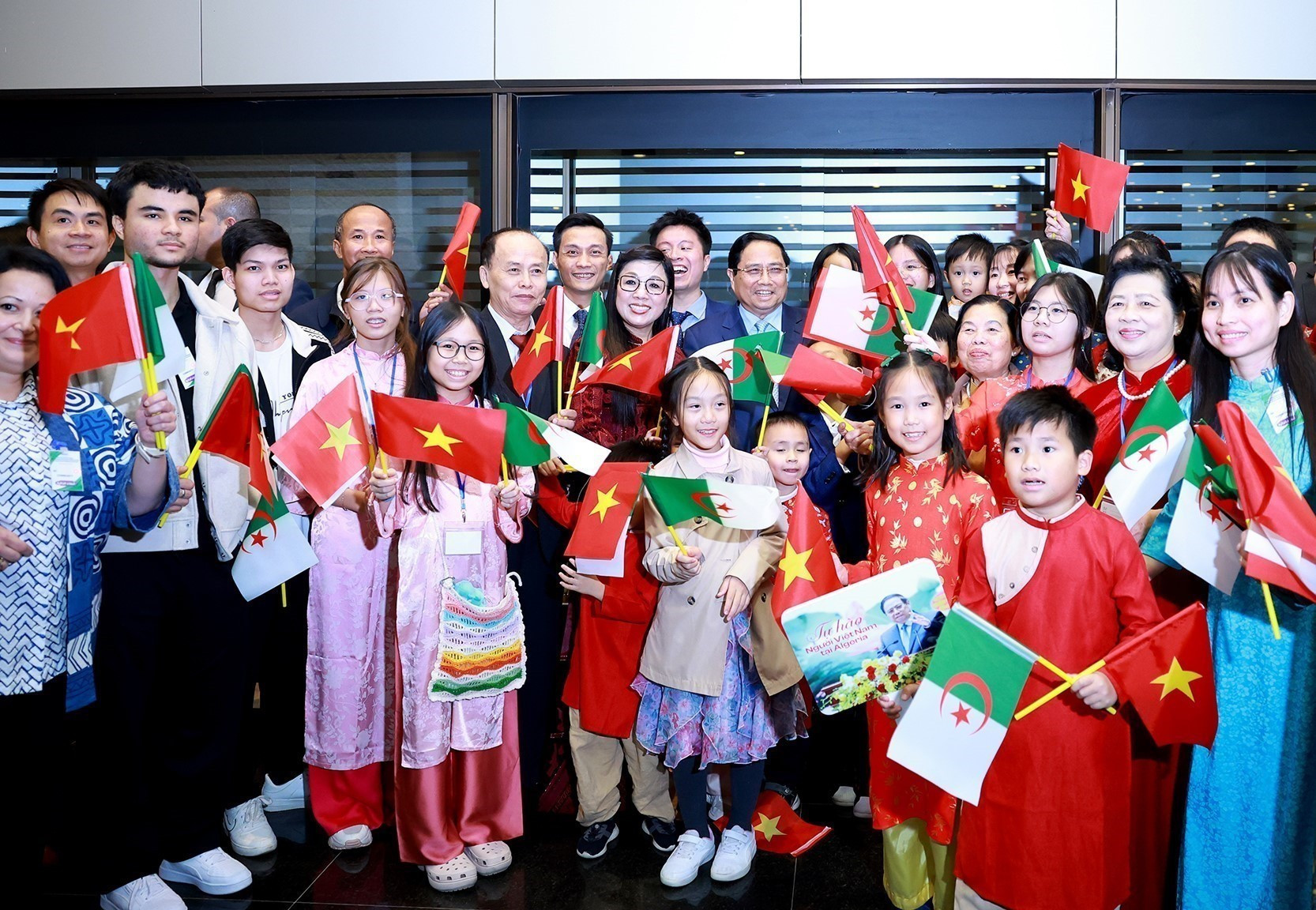 范明正总理和越南驻阿尔及利亚大使馆干部、人员以及旅居阿尔及利亚越南人社团。