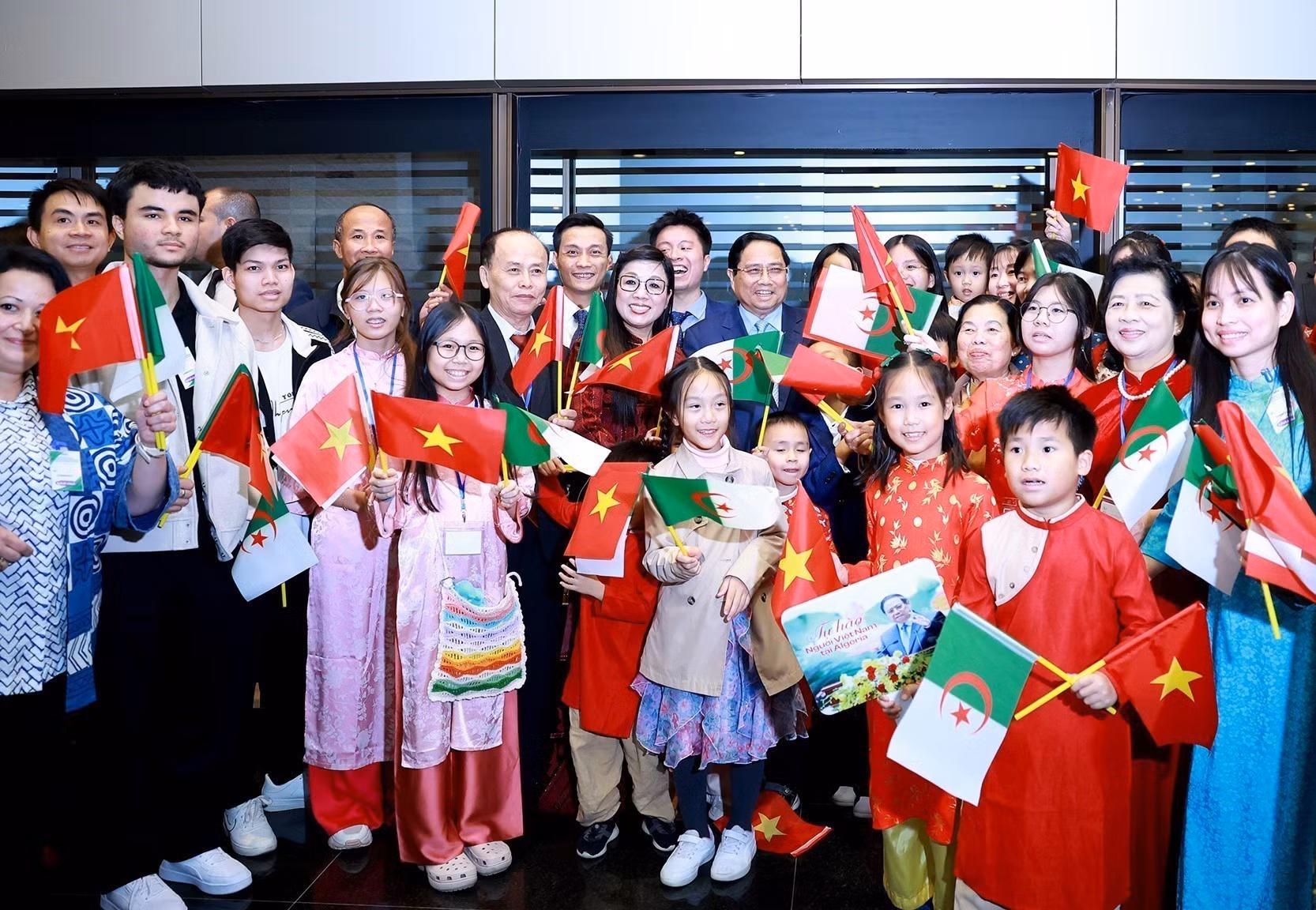 范明正总理和越南驻阿尔及利亚大使馆干部、人员以及旅居阿尔及利亚越南人社团。