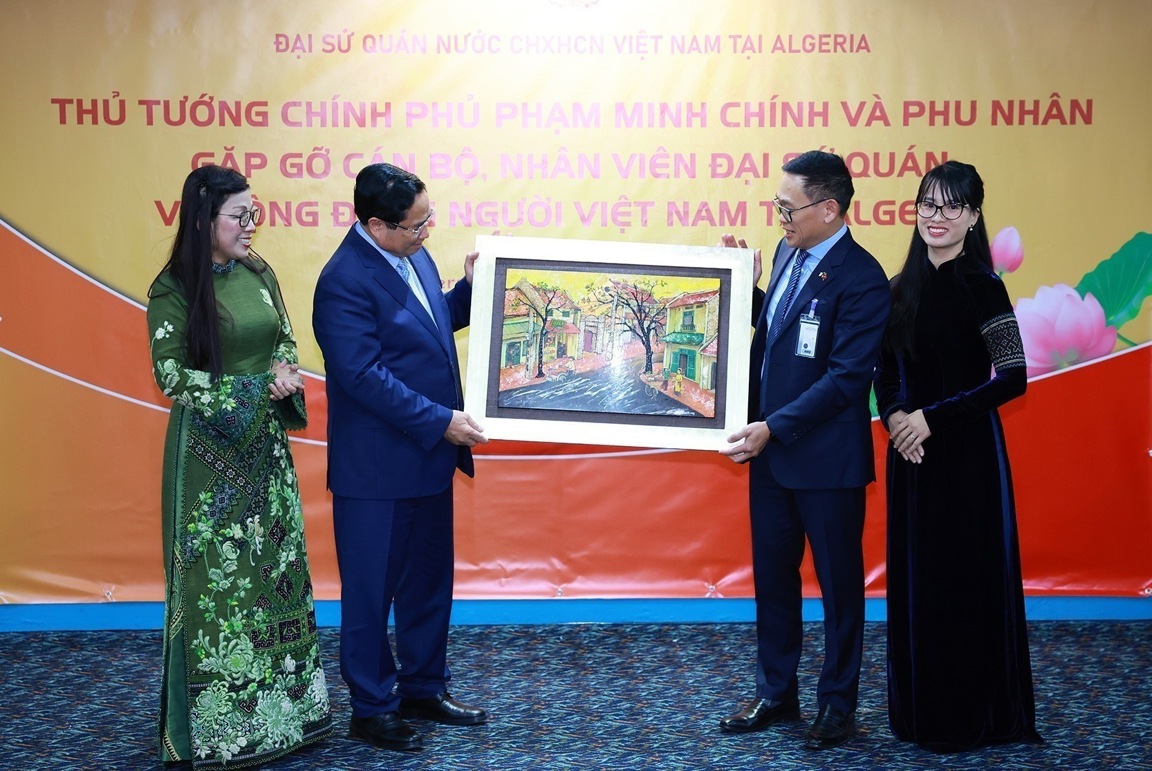 范明正总理和夫人向越南驻阿尔及利亚大使馆赠送纪念品。