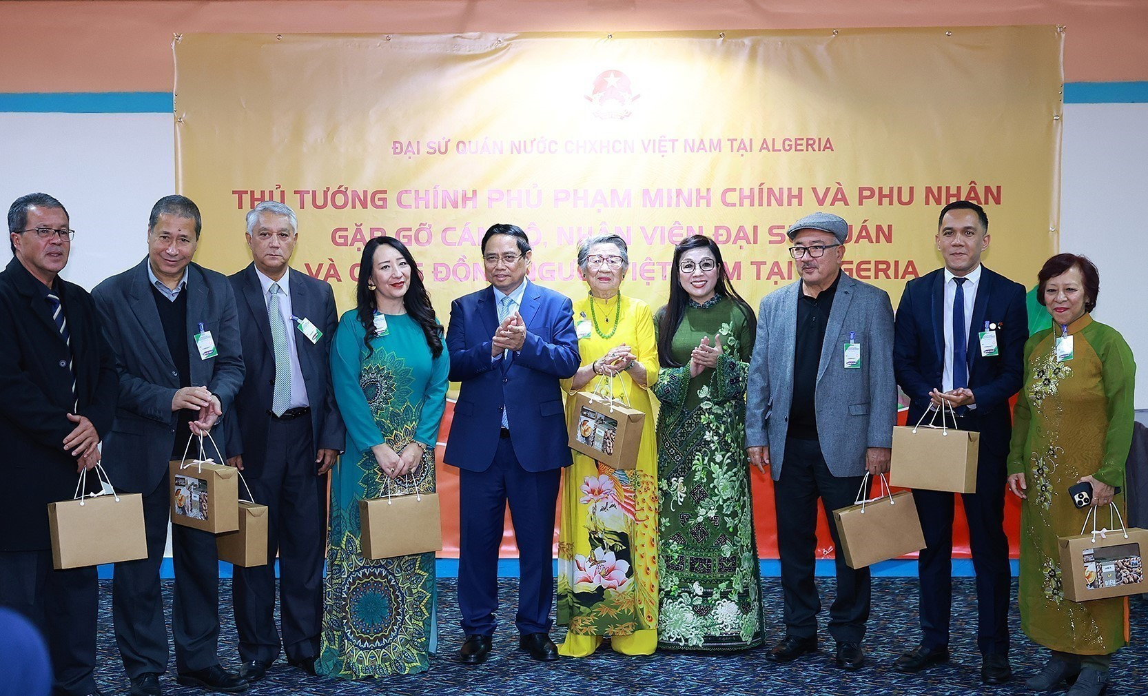 范明正总理和夫人向旅居阿尔及利亚越南人社团赠送纪念品。