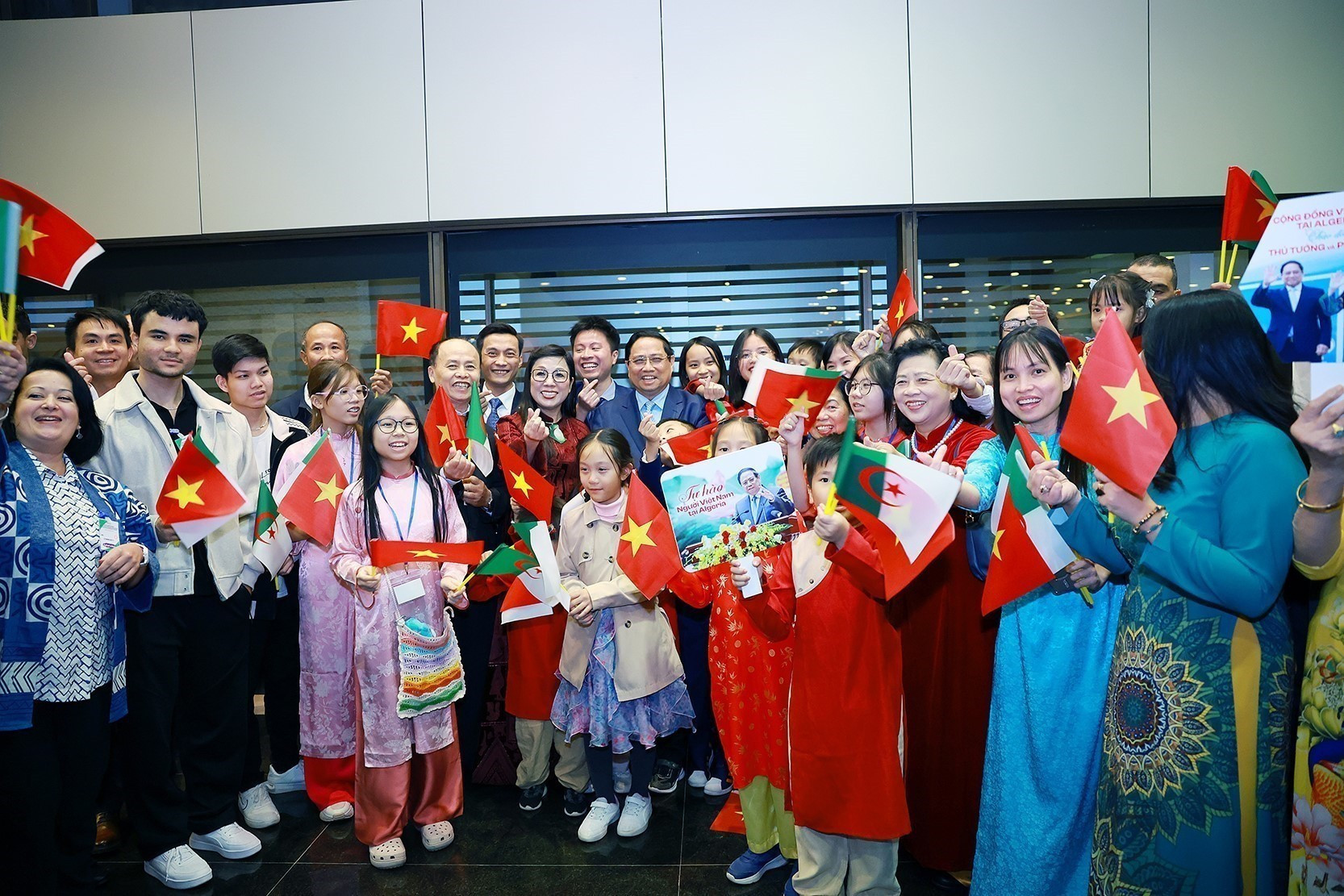 范明正总理和夫人会见越南驻阿尔及利亚大使馆官员以及越南侨胞代表。