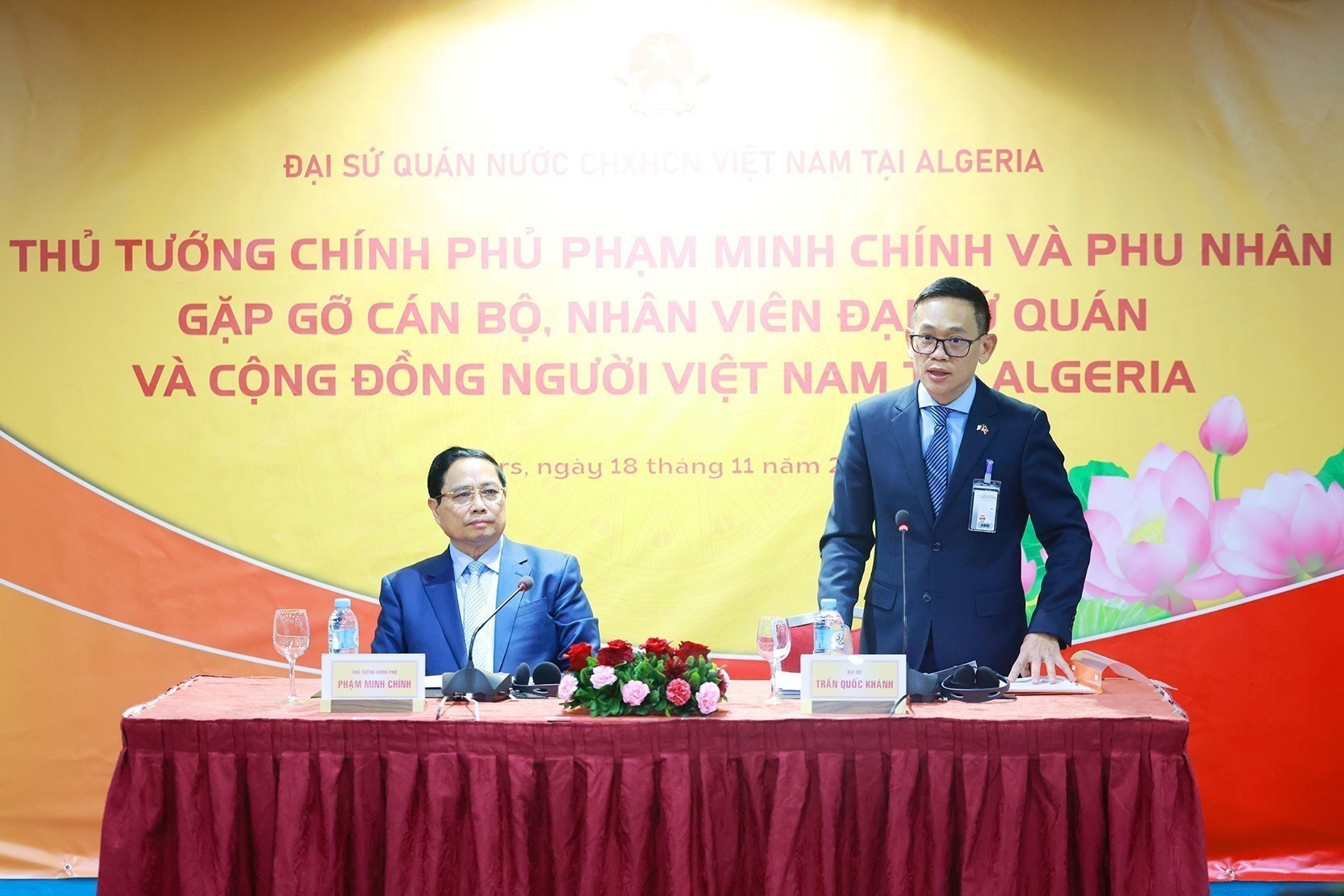 越南驻阿尔及利亚大使陈国庆发表讲话。