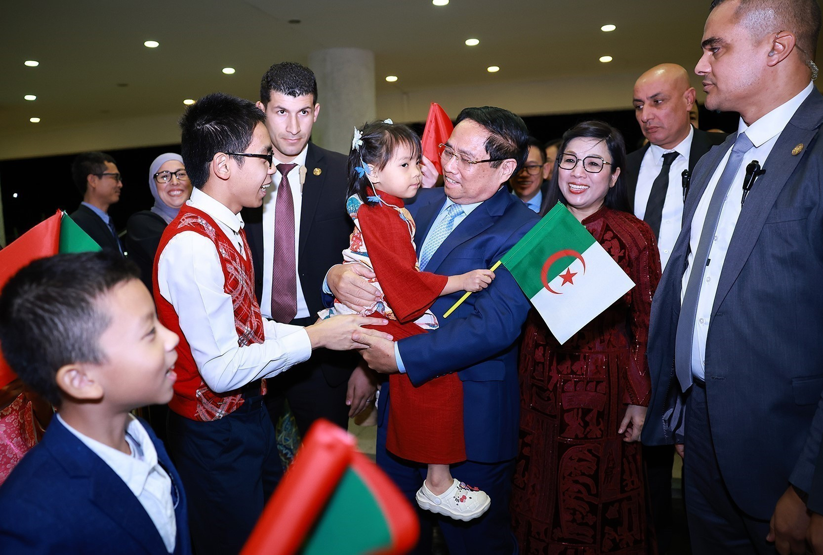 范明正总理和越南儿童。