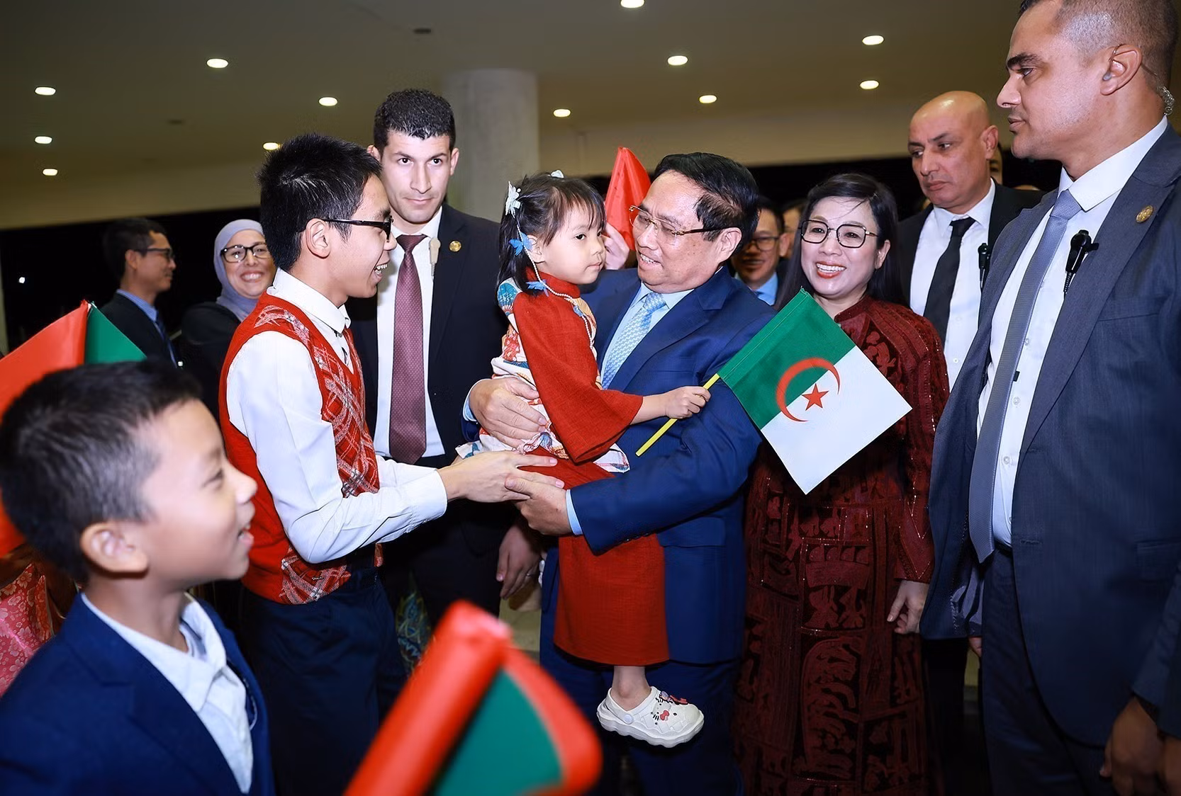 范明正总理和越南儿童。