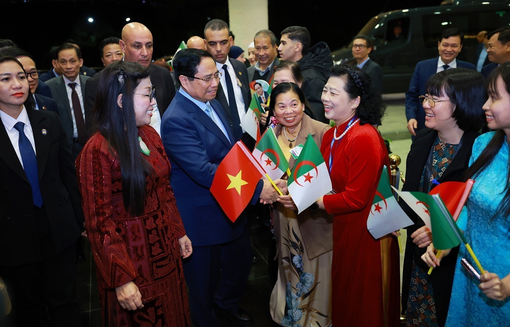 范明正总理和夫人会见旅居阿尔及利亚越南人代表。