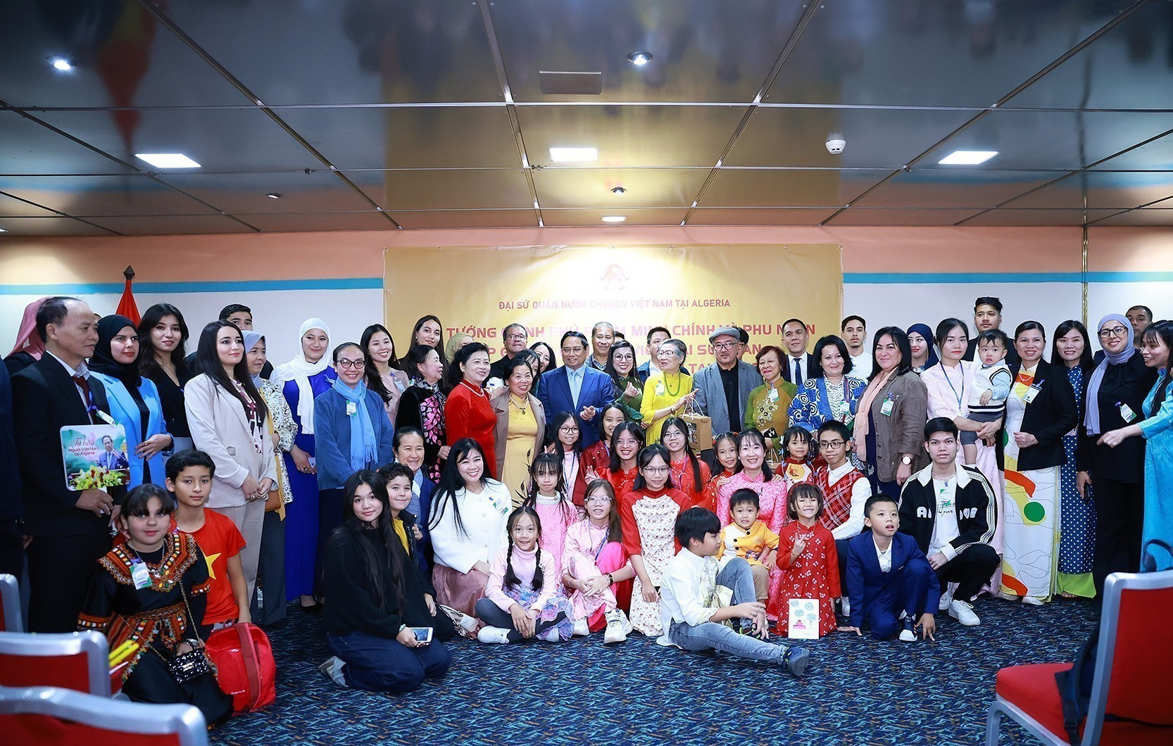 范明正总理和夫人会见越南驻阿尔及利亚大使馆官员以及越南侨胞代表。