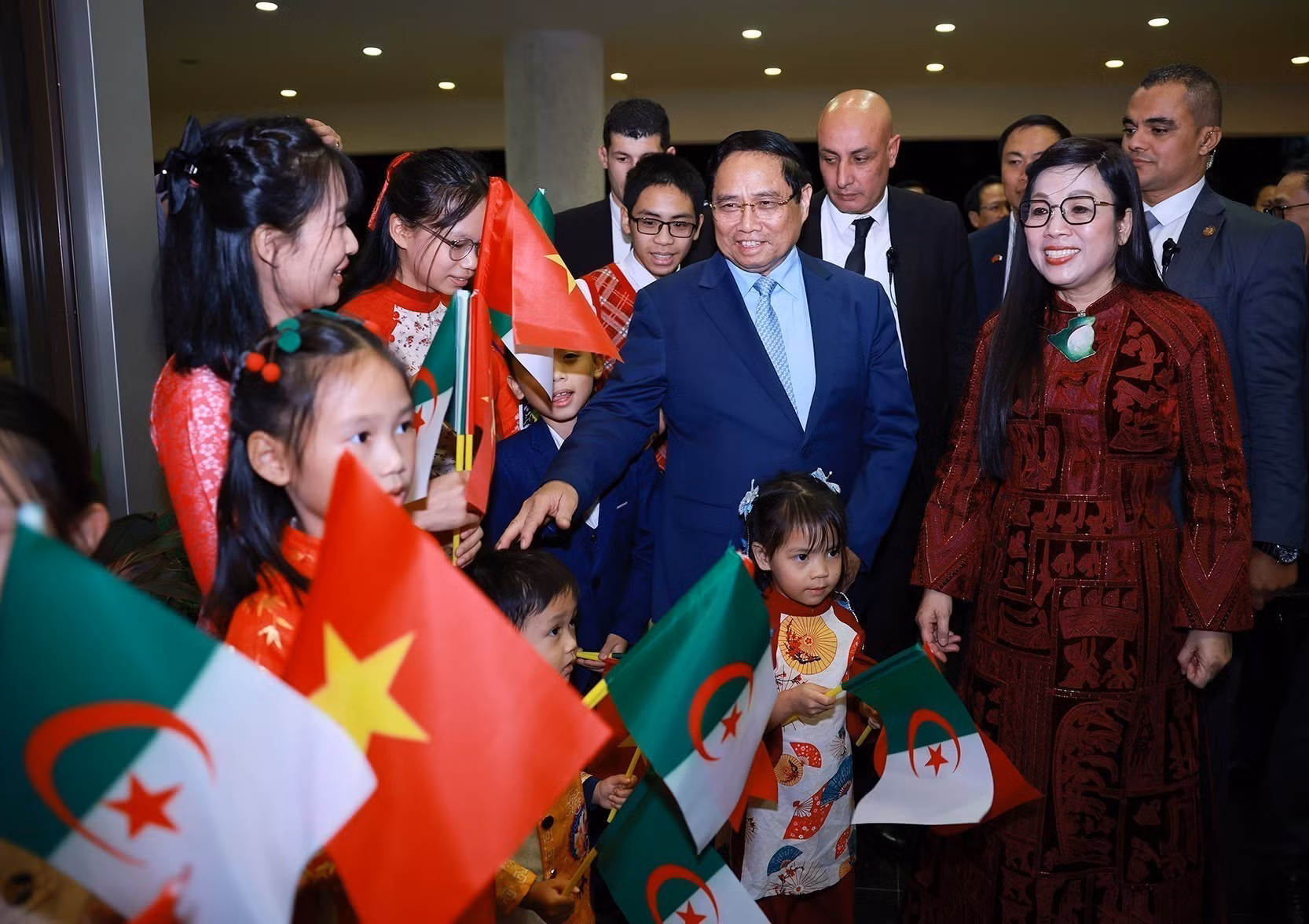 范明正总理和夫人会见旅居阿尔及利亚越南人社团代表。