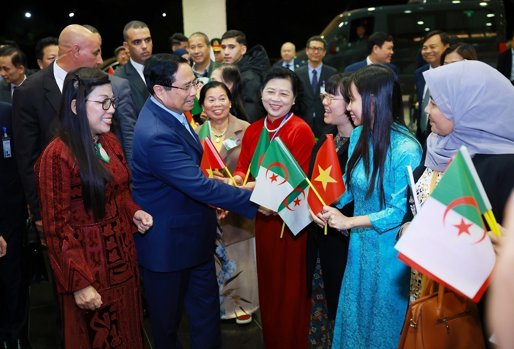 范明正总理和夫人会见旅居阿尔及利亚越南人社团代表。