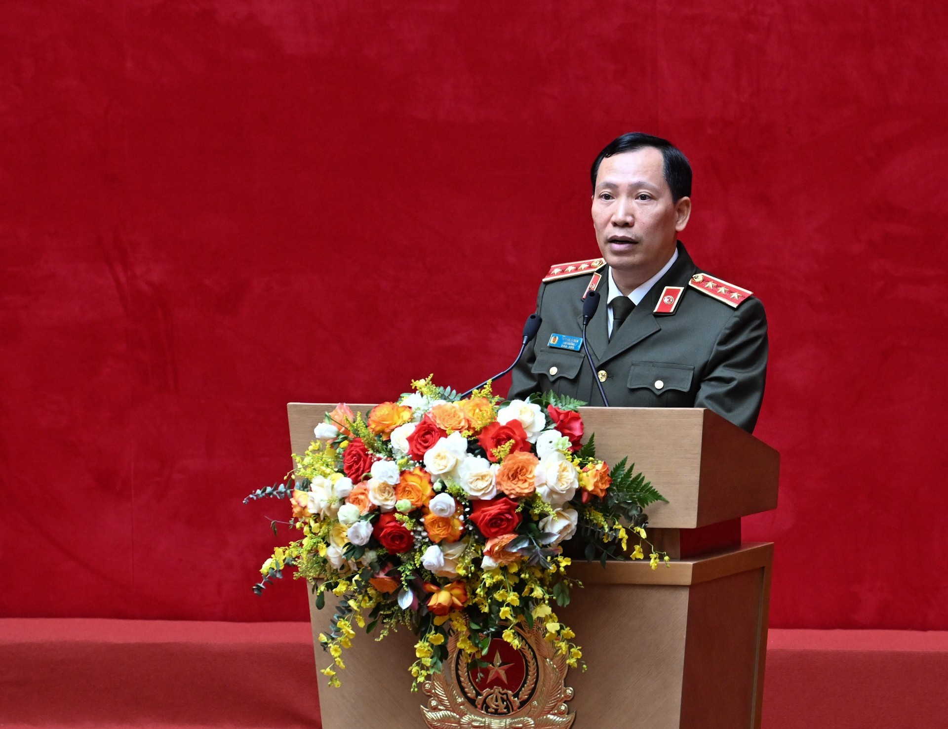 公安部副部长黎文线发表讲话。