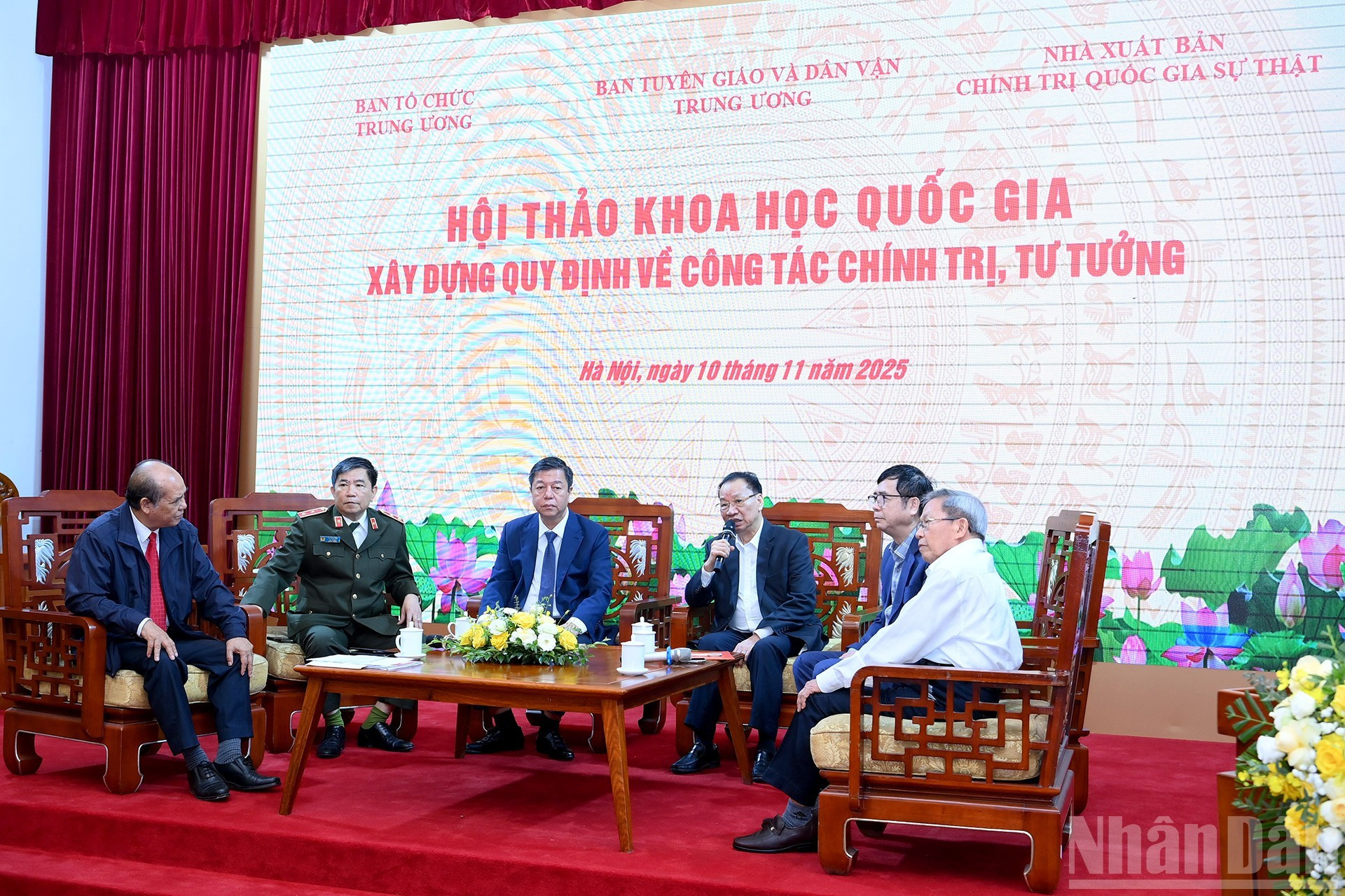 专家、科学家们在研讨会上开展讨论。