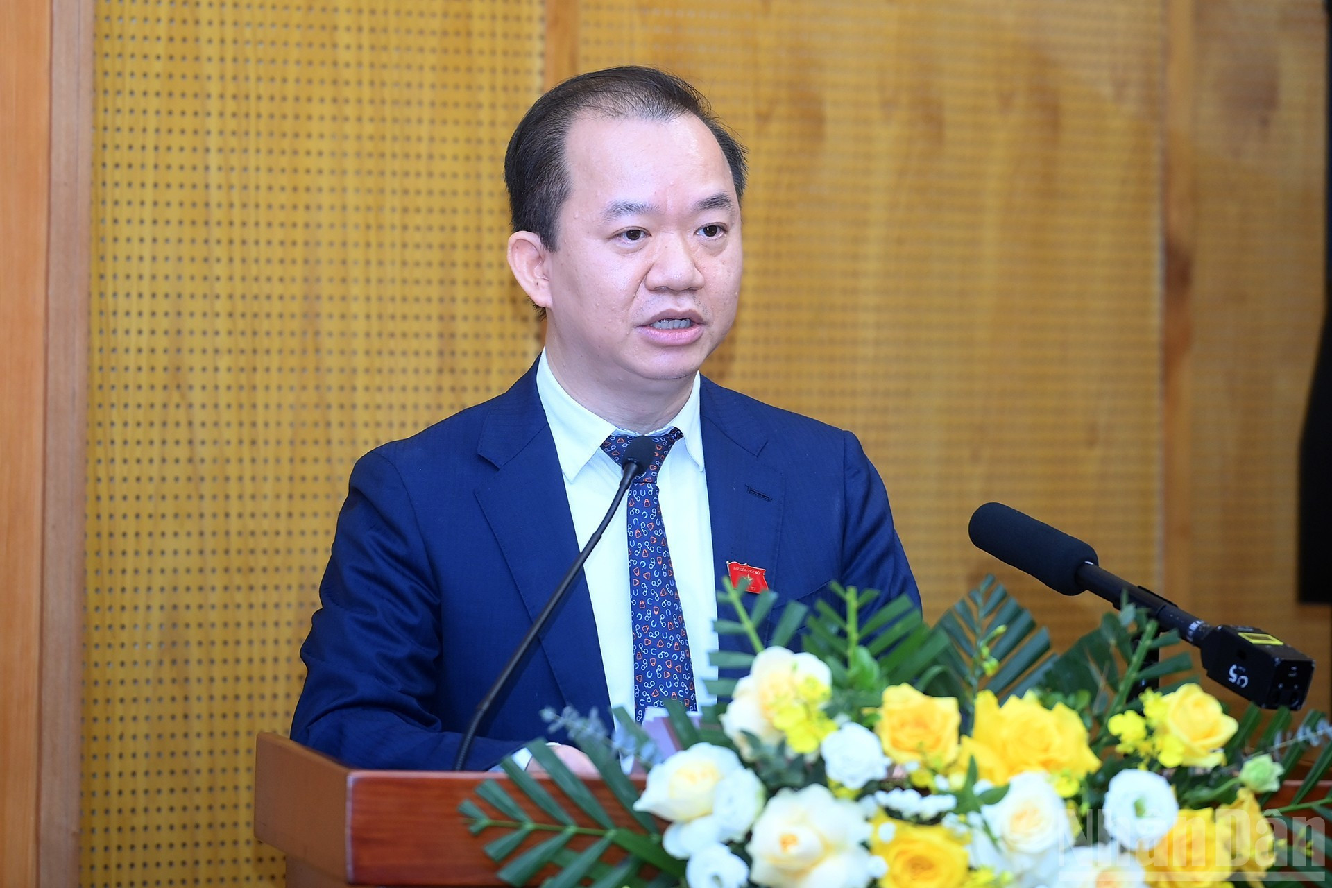 裴怀山副教授、博士发表讲话。