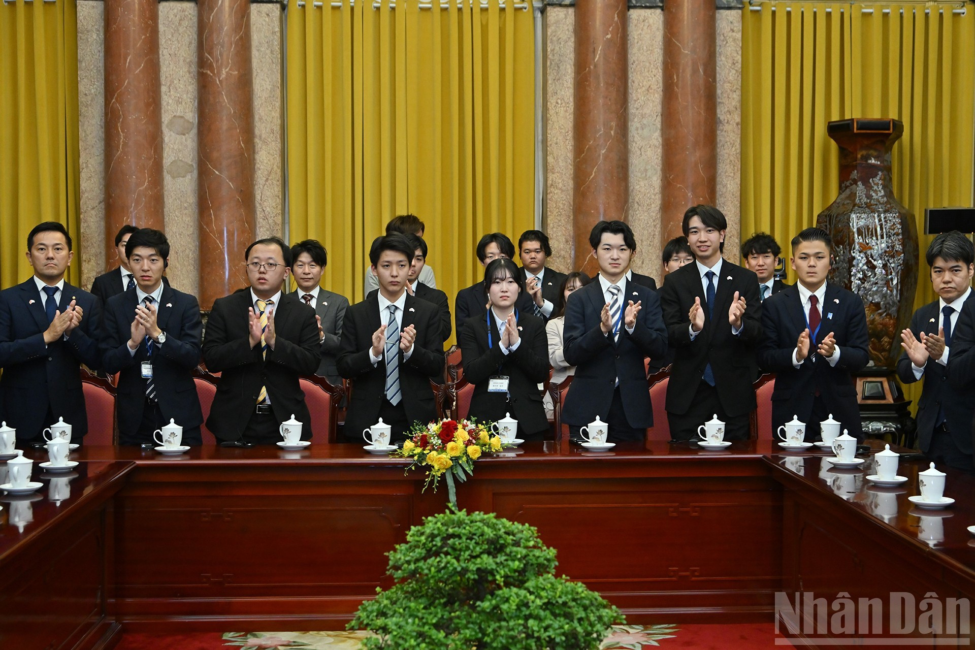 日本自由民主党青年局代表团。 日本自由民主党青年局代表团。