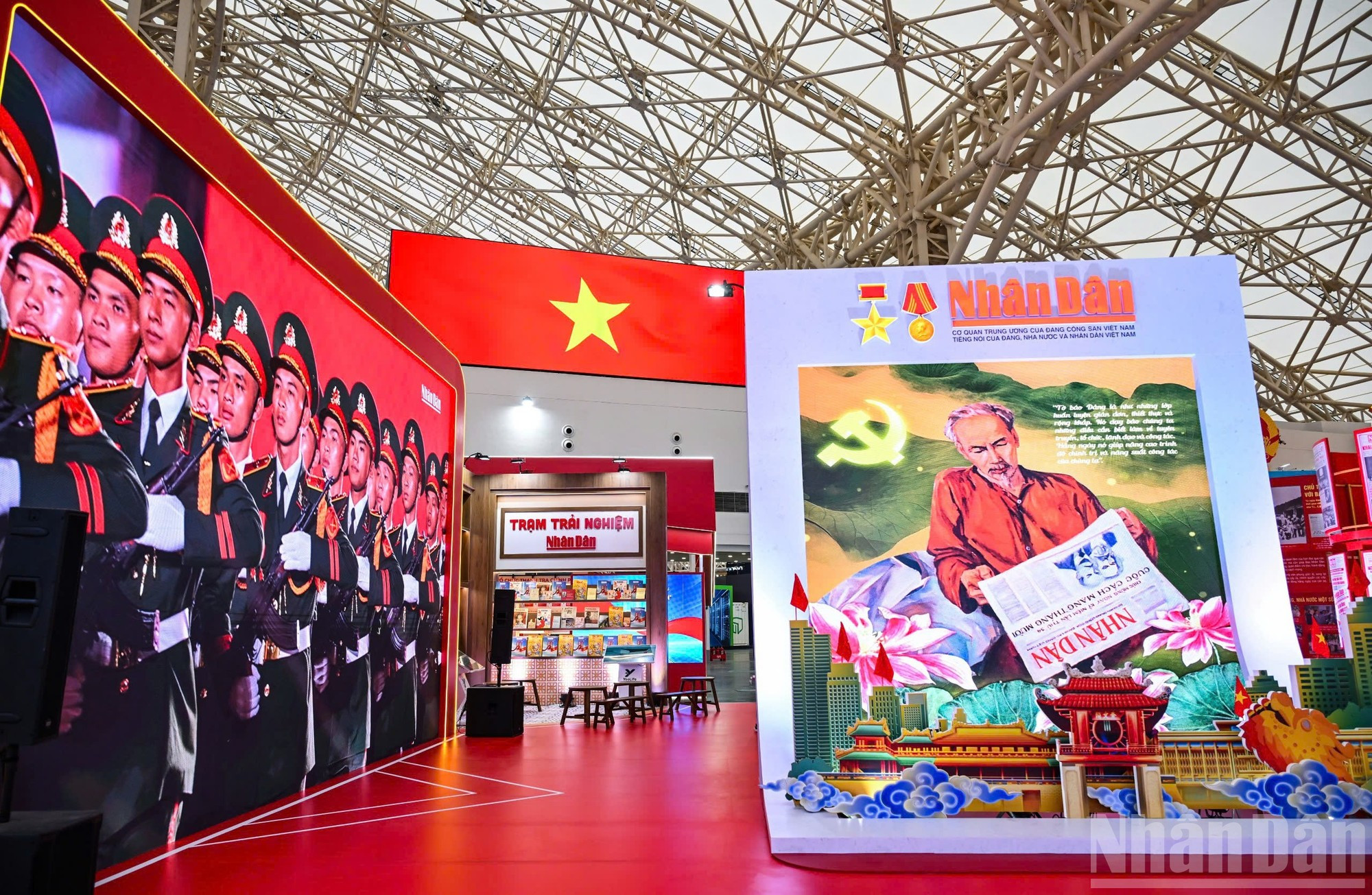 展会中心区设有胡伯伯阅读《人民报》的图像。 展会中心区设有胡伯伯阅读《人民报》的图像。