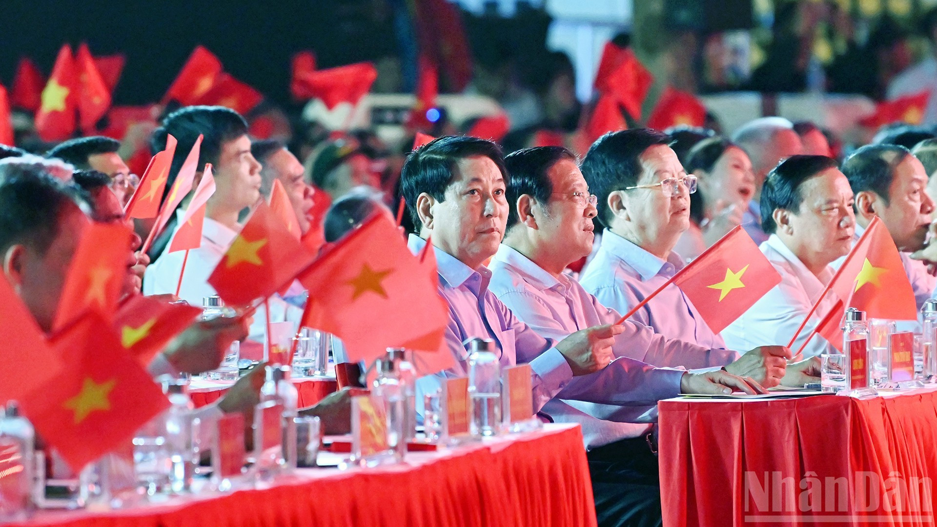 越南国家主席梁强在河内会场出席”黄金时机“特别政论艺术电视连线节目。