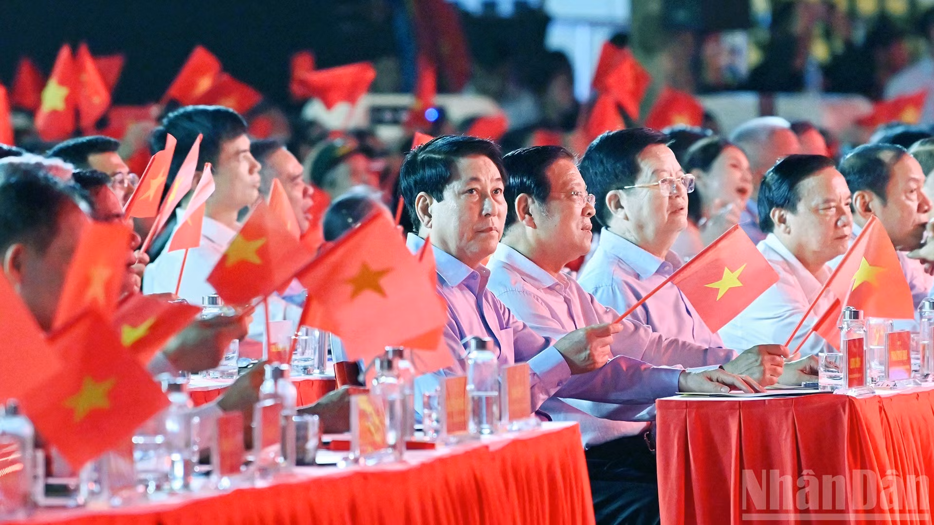 越南国家主席梁强在河内会场出席”黄金时机“特别政论艺术电视连线节目。