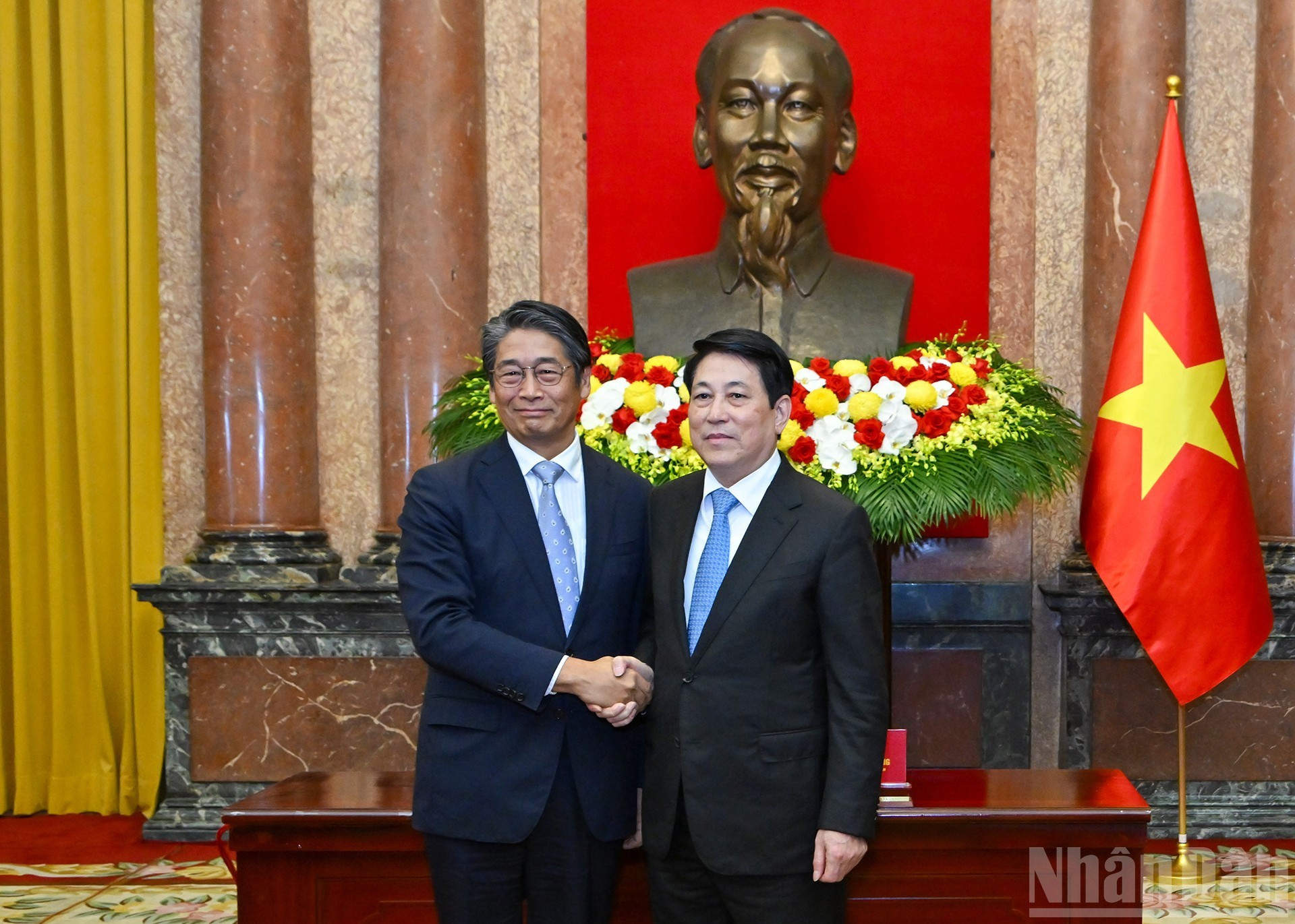 越南国家主席梁强和越南驻日本大使。 越南国家主席梁强和越南驻日本大使。