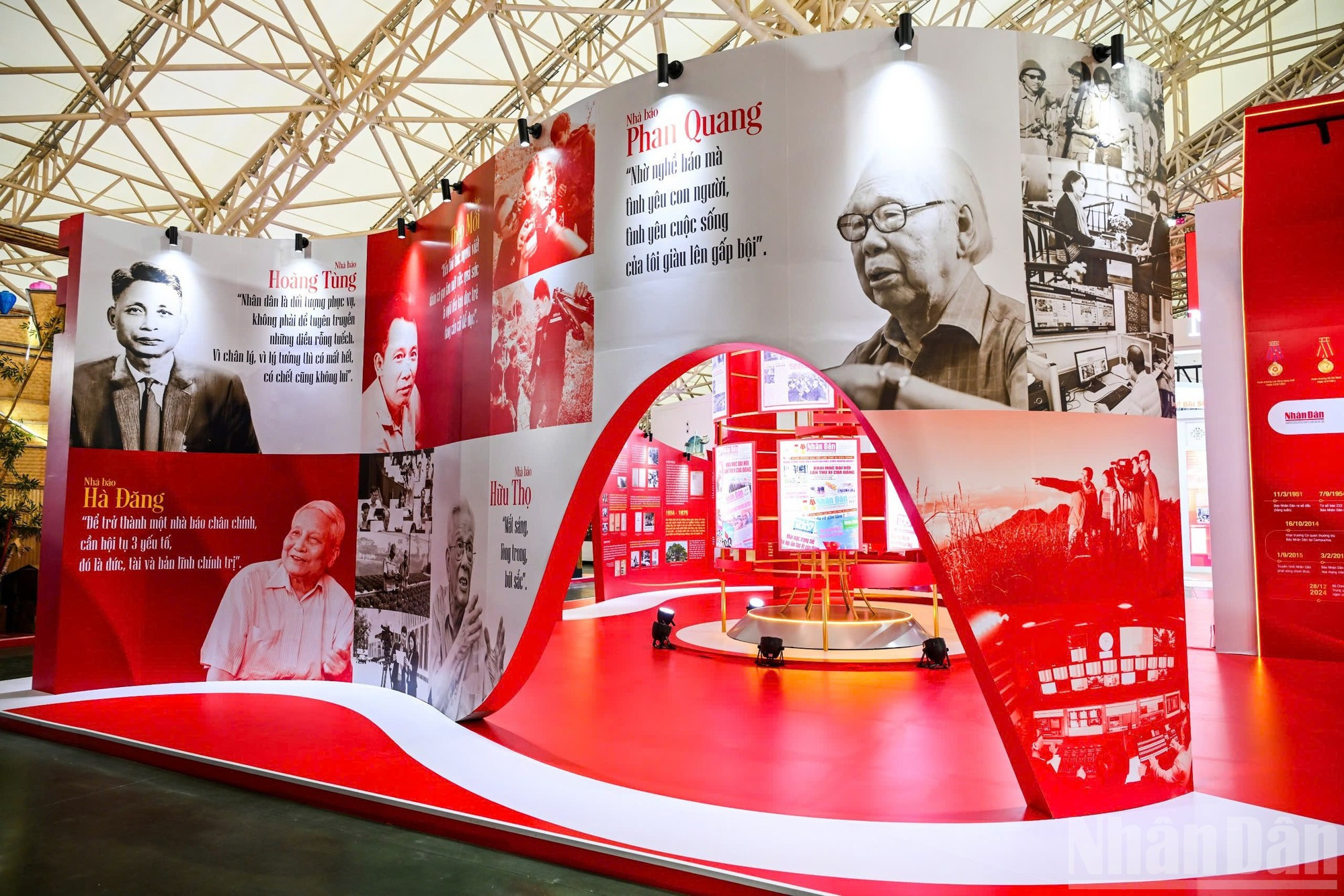该展还介绍《人民报》历代总编辑的肖像和名言。 该展还介绍《人民报》历代总编辑的肖像和名言。