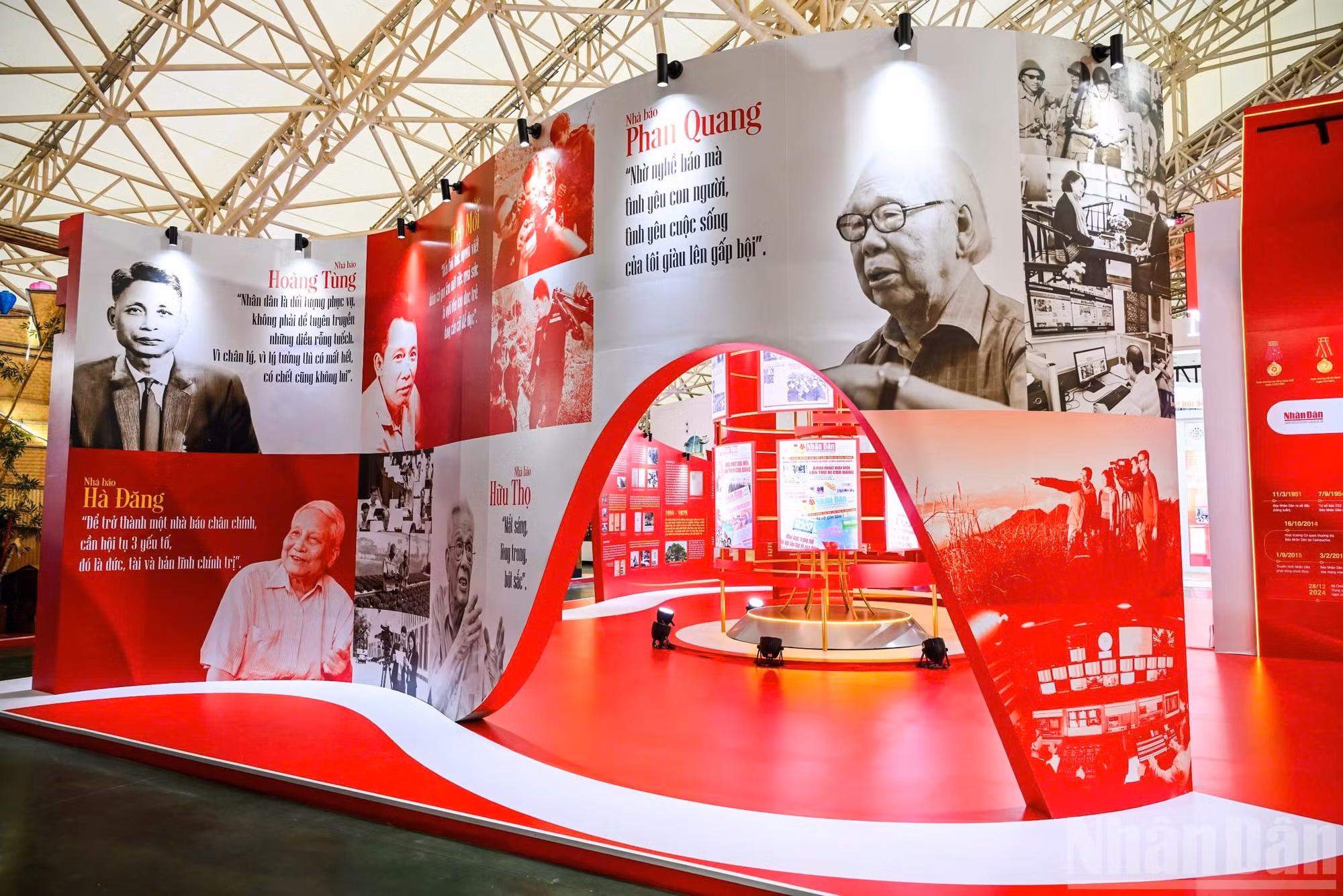 该展还介绍《人民报》历代总编辑的肖像和名言。