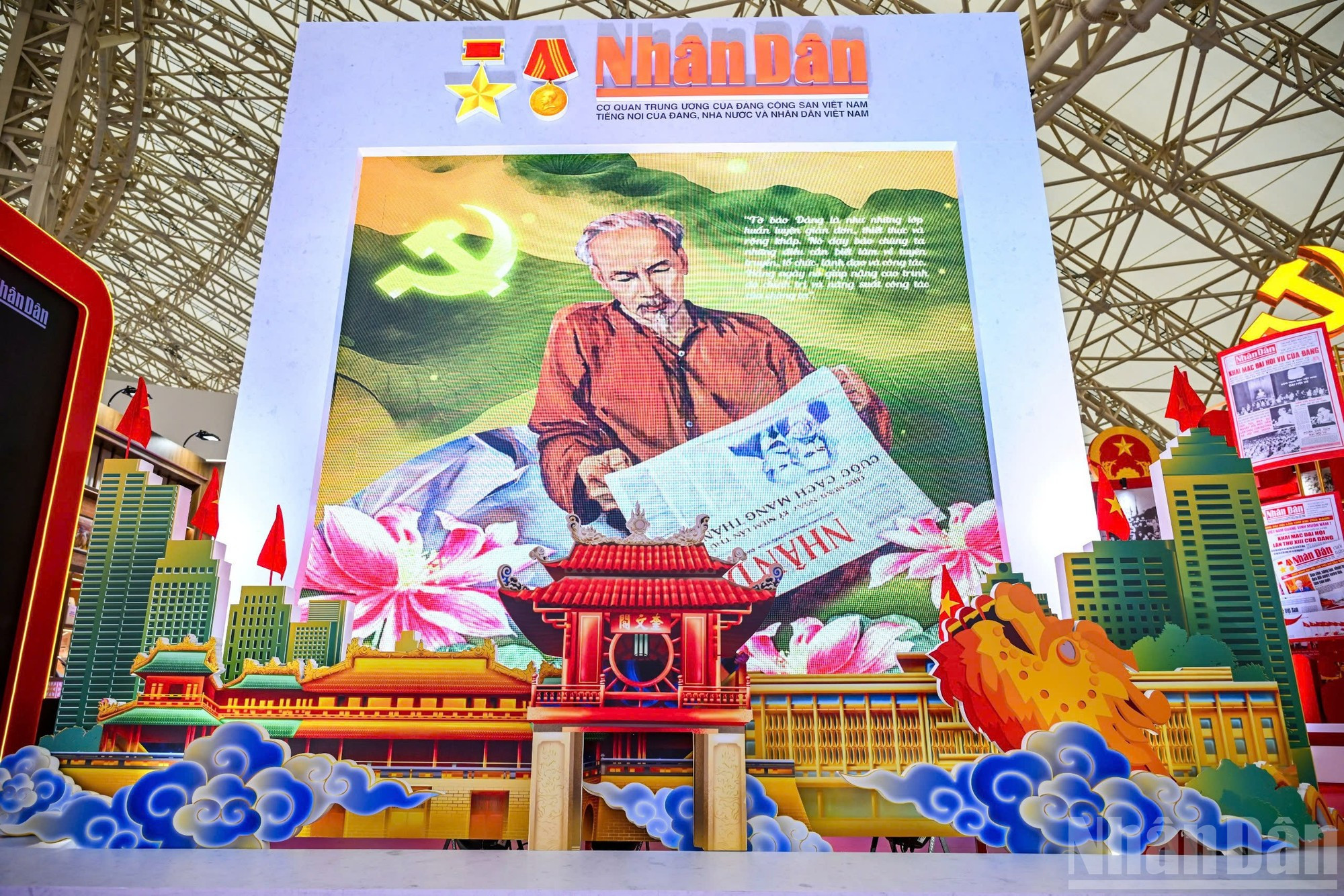 展会中心区设有胡伯伯阅读《人民报》的图像。 展会中心区设有胡伯伯阅读《人民报》的图像。