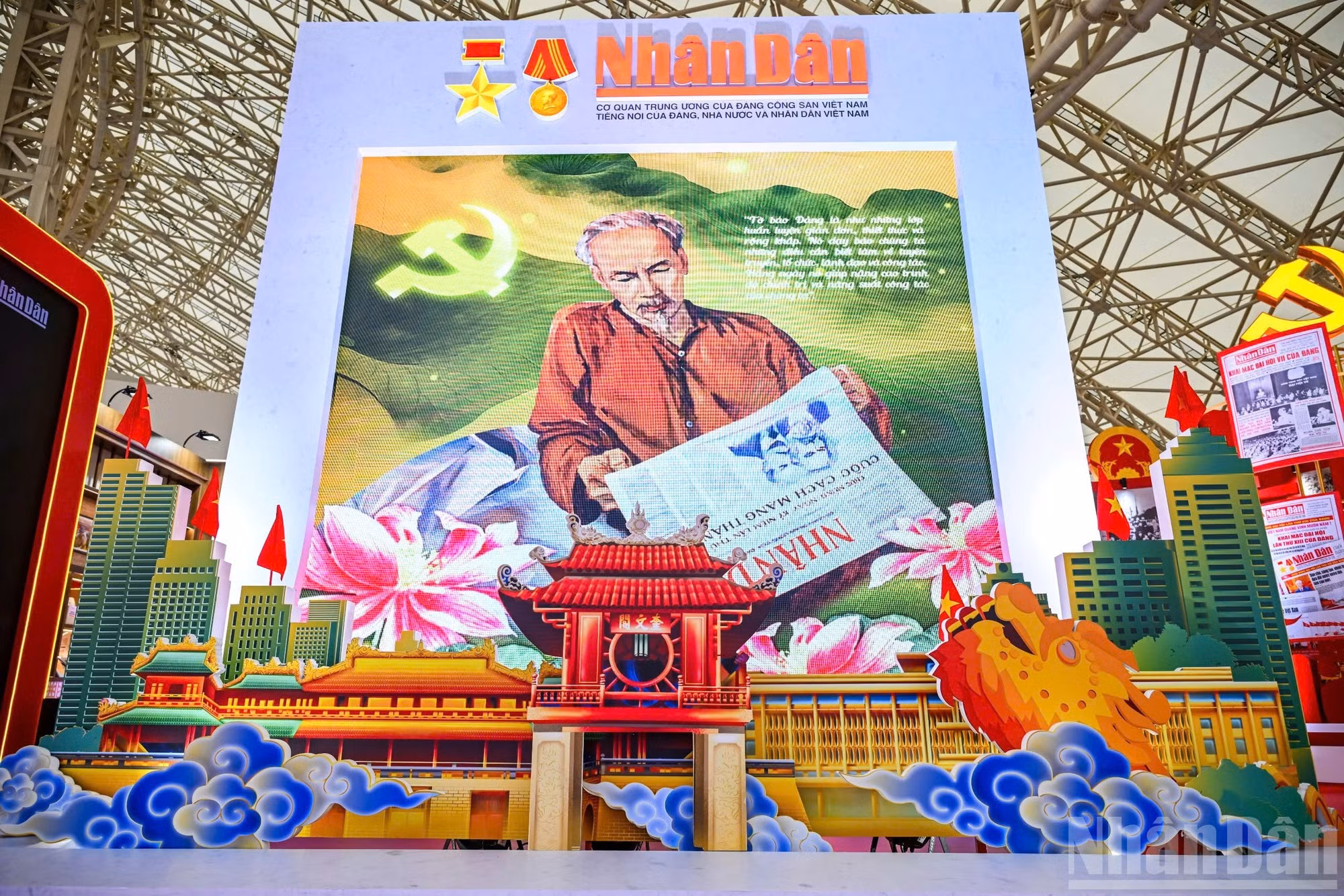 展会中心区设有胡伯伯阅读《人民报》的图像。