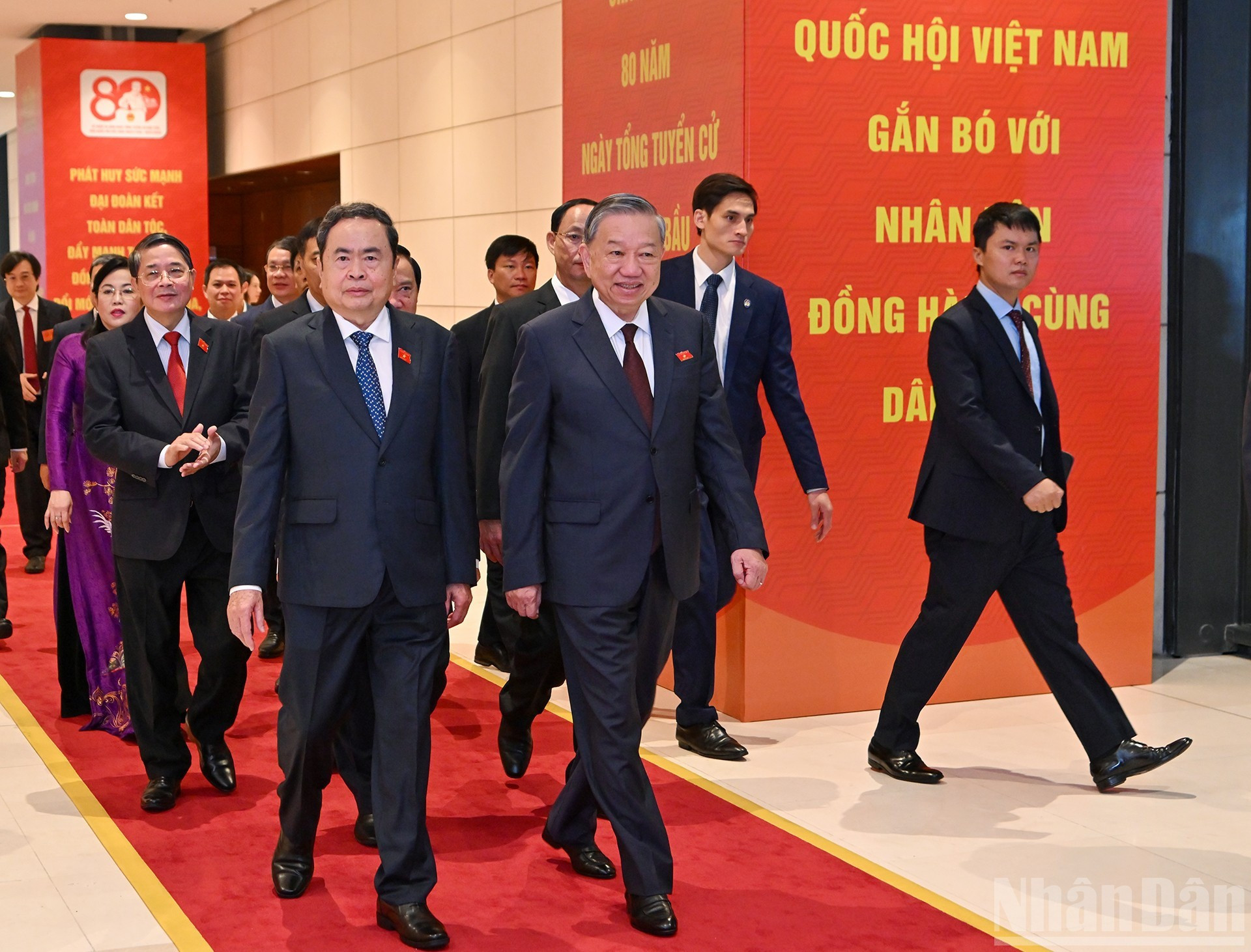 苏林总书记和各位代表参观题为“越南国会——80年的传承与发展”图片展。 苏林总书记和各位代表参观题为“越南国会——80年的传承与发展”图片展。