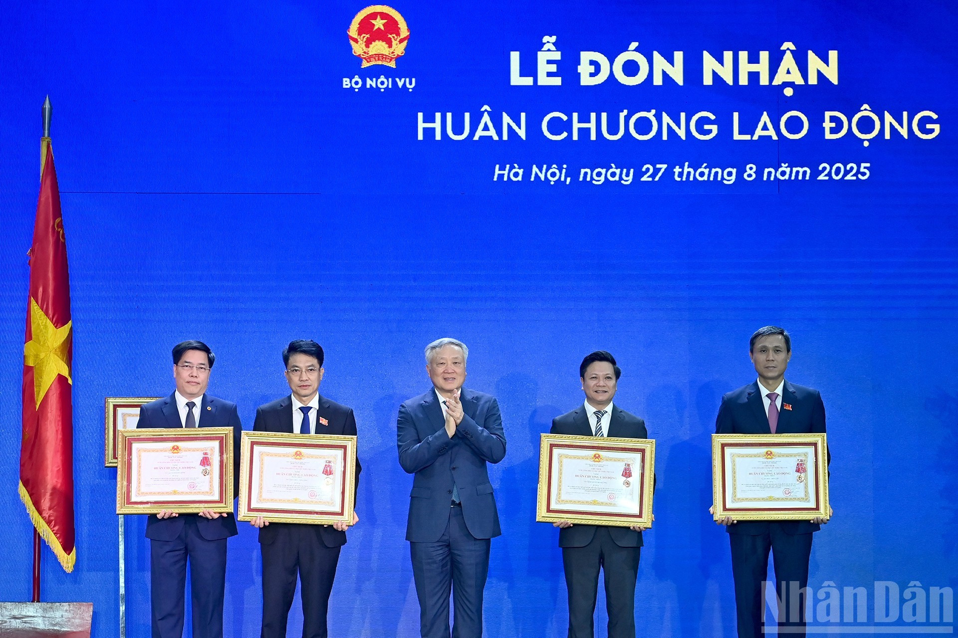 越南政府常务副总理阮和平向内务部直属单位授予一级和二级劳动勋章。 越南政府常务副总理阮和平向内务部直属单位授予一级和二级劳动勋章。