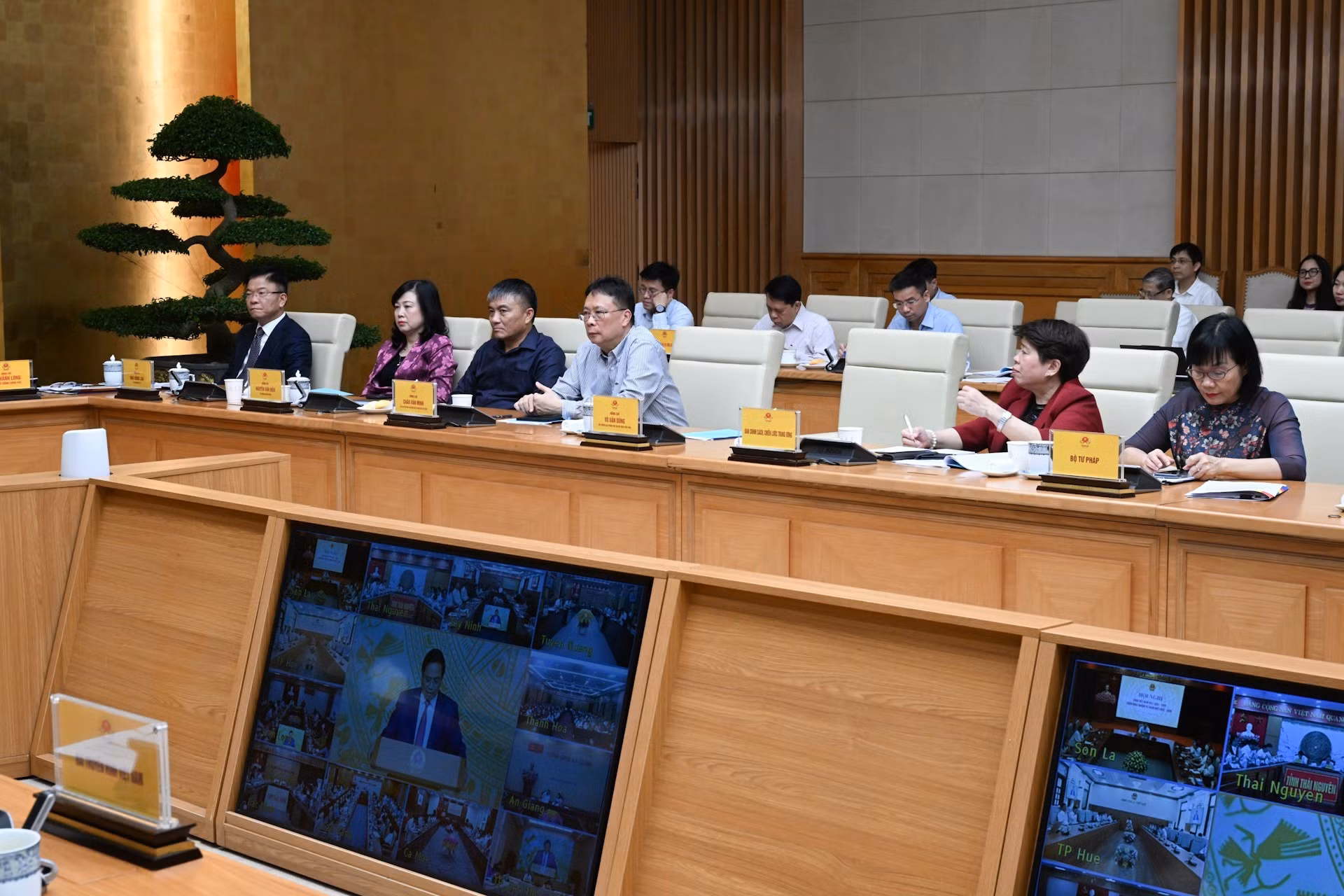 与会代表。