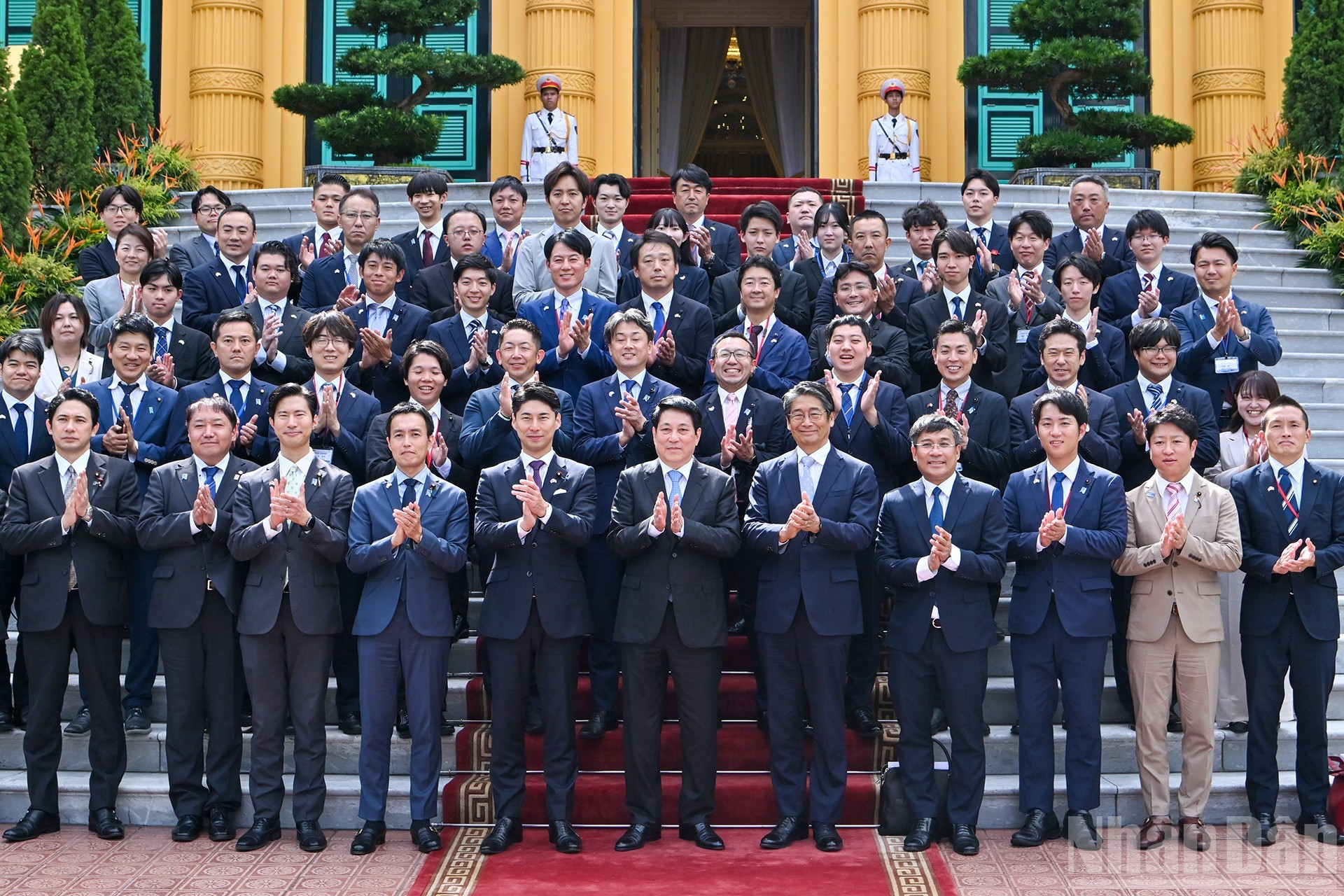 越南国家主席梁强同日本自由民主党青年局代表团合影。 越南国家主席梁强同日本自由民主党青年局代表团合影。