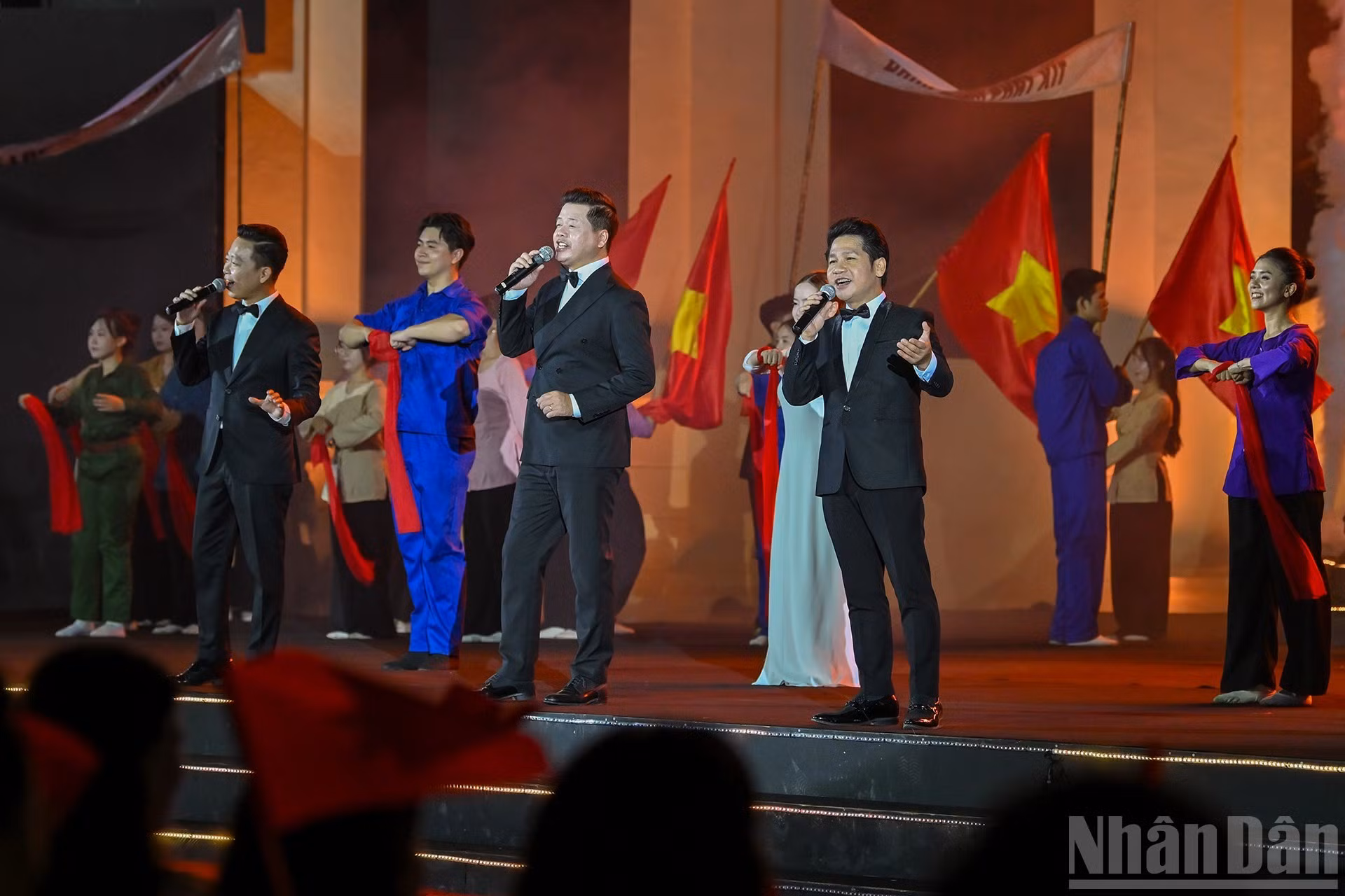 节目创造充满活力的艺术空间。