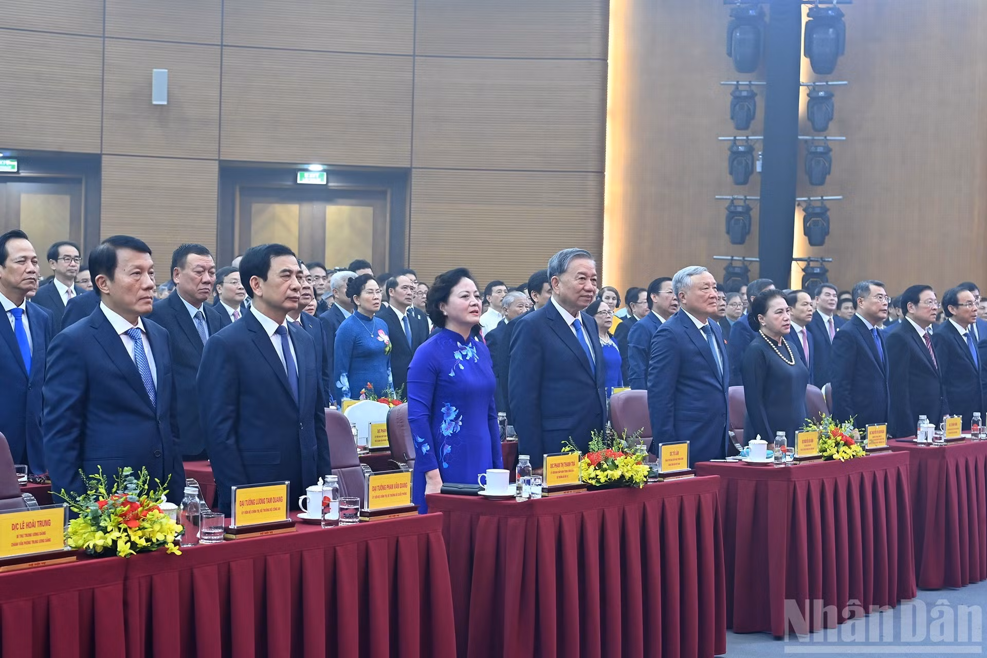 苏林总书记和各位代表在活动上向国旗敬礼。