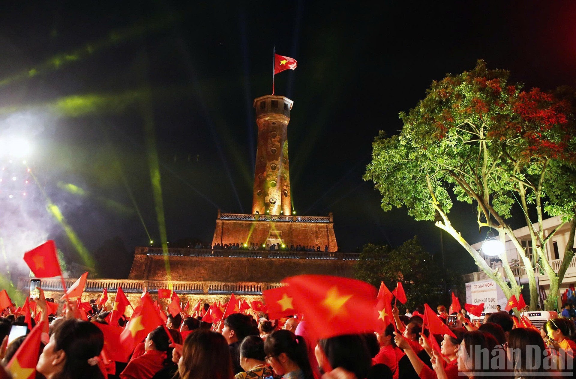 节目在河内旗台举行。 节目在河内旗台举行。