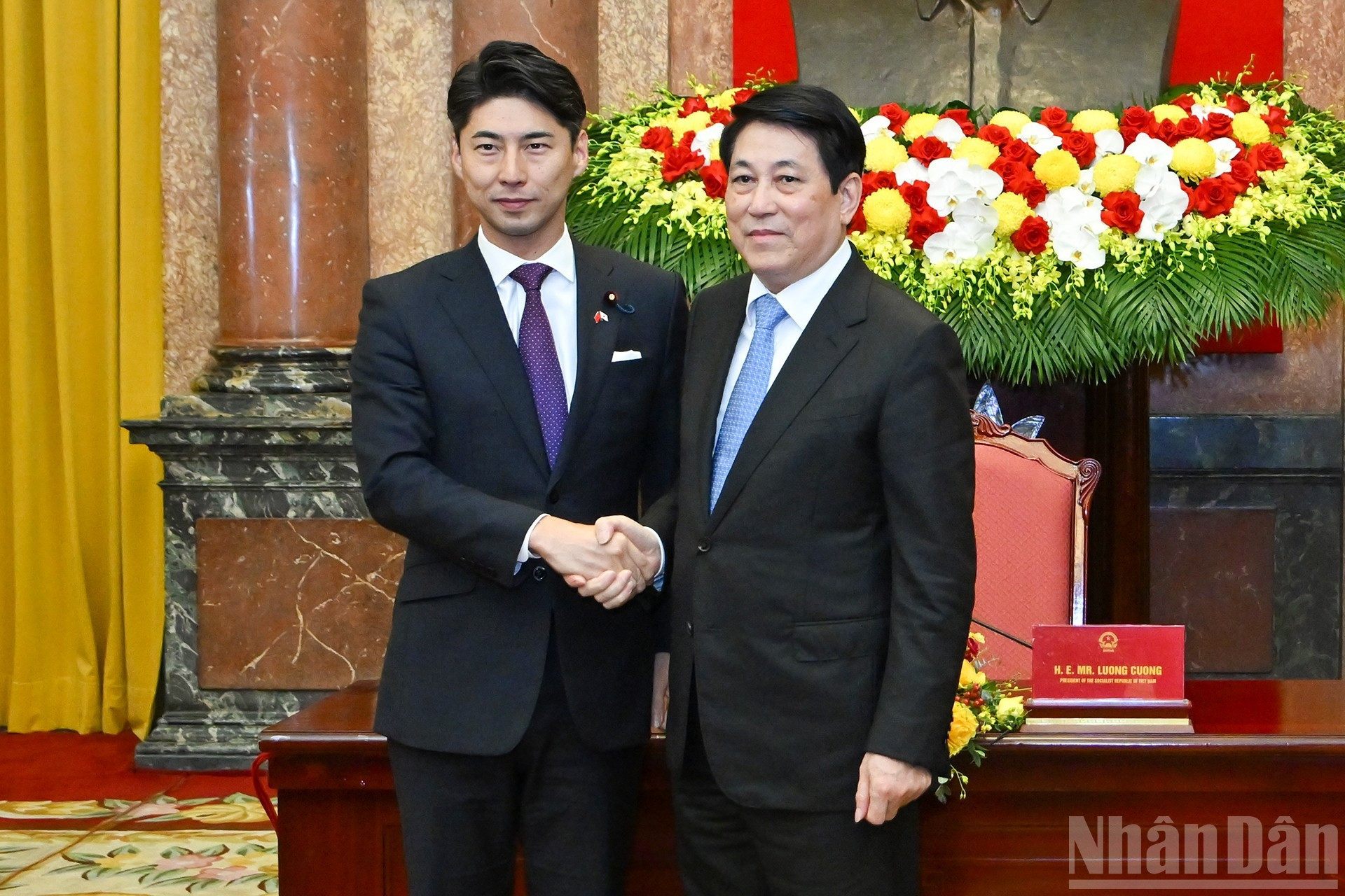 越南国家主席梁强和日本自由民主党青年局局长中曾根康隆。 越南国家主席梁强和日本自由民主党青年局局长中曾根康隆。