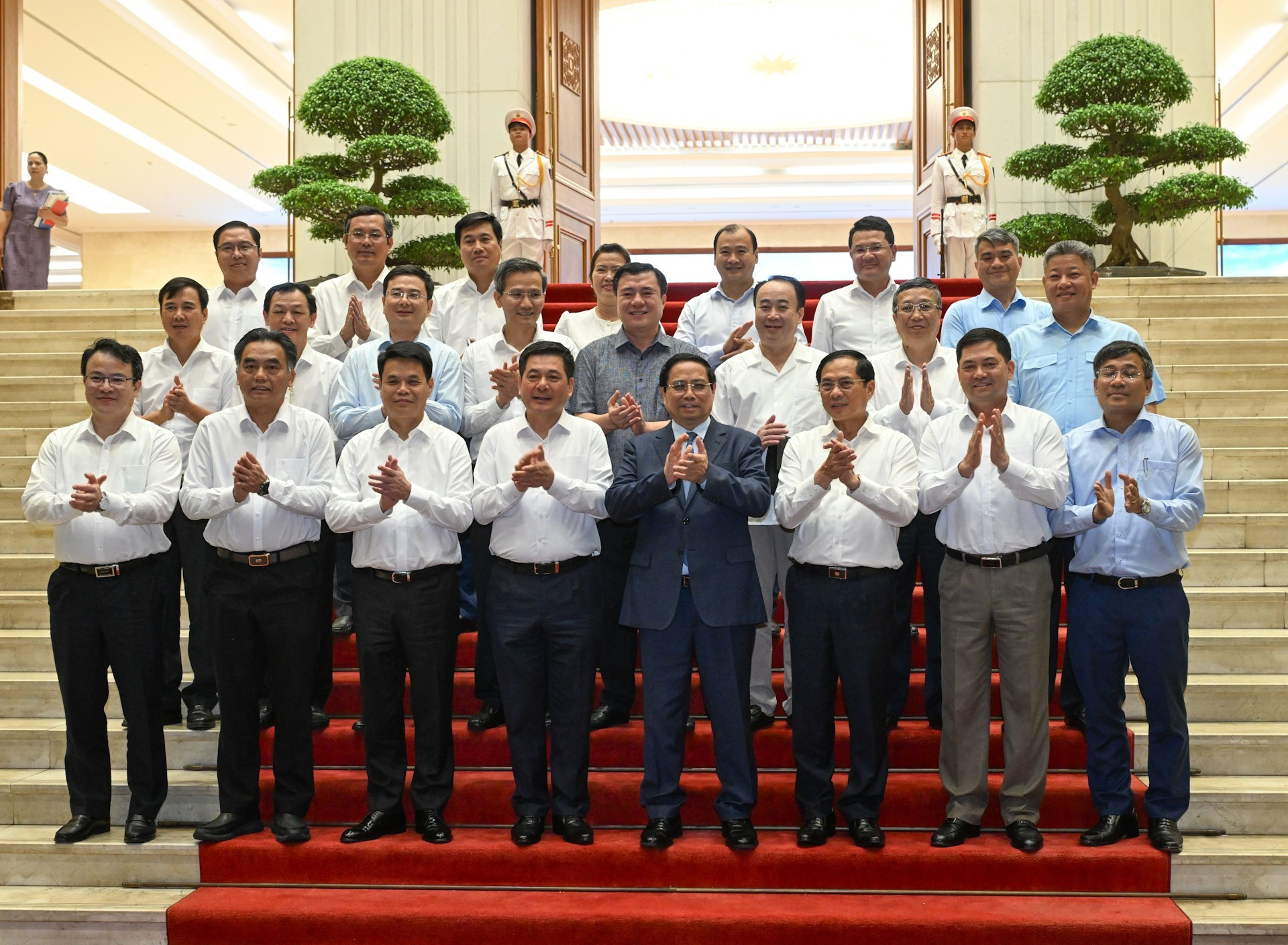 范明正总理和各位代表合影。