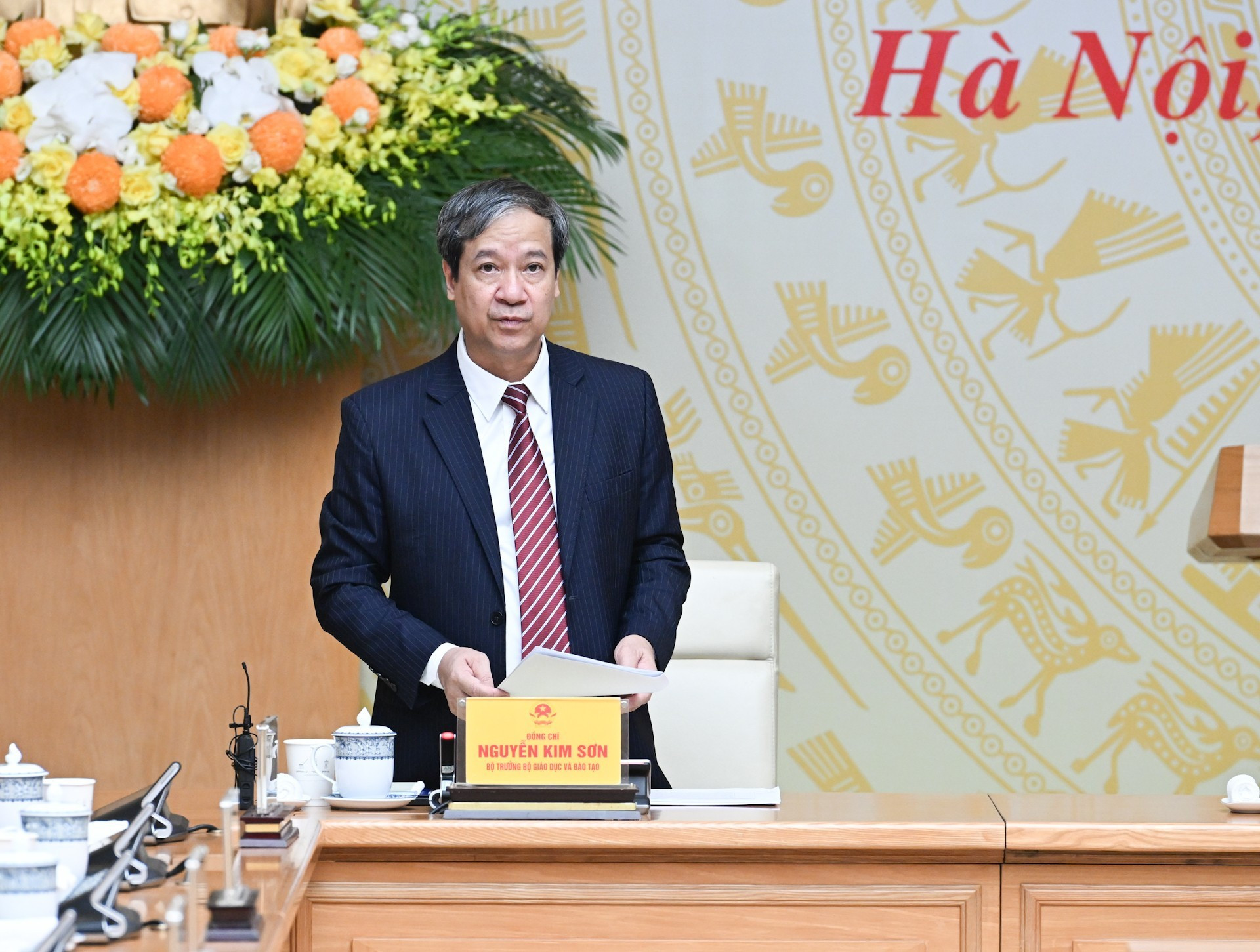 教育与培训部部长阮金山发表讲话。