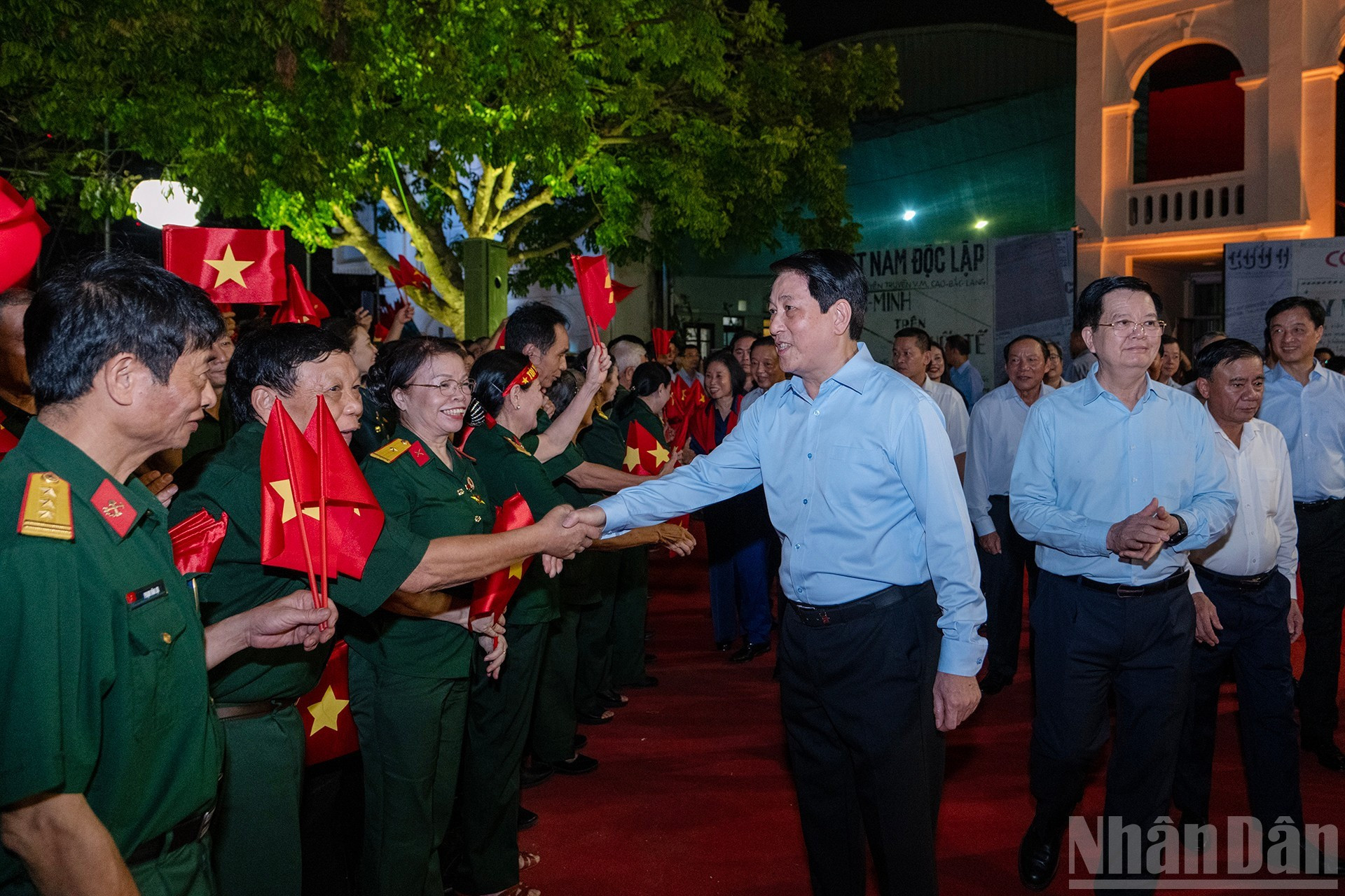 梁强主席和越南党、国家领导在河内会场出席”黄金时机“特别政论艺术电视连线节目。 梁强主席和越南党、国家领导在河内会场出席”黄金时机“特别政论艺术电视连线节目。